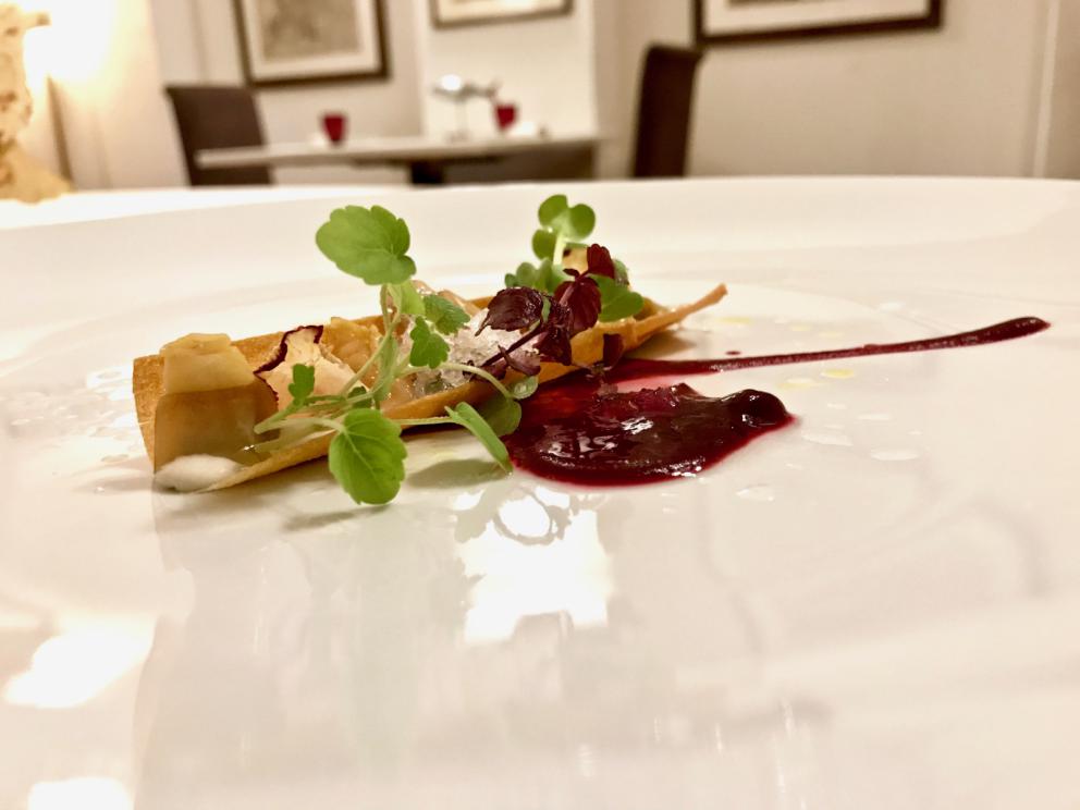 Galleria fotograficaS'inizia con gli appetizer: ottima la Tartare di spigola e pomodoro
Frittellina di pasta acida con schiuma di patate e aringa
Bonbon di mojito e frutto della passione
Cannolo di pasta sigaretta con schiuma di caprino e cipolla rossa caramellata
Inizia il degustazione con un piatto di alto livello: Ostrica, cetriolo e tuorlo affumicato. Il cetriolo &egrave; in zuppetta, il tuorlo affumicato su una cialda soffiata di brodo
I pani, buonissimi, a iniziare da carasau di Ovodda. Vengono serviti con evo Villa Cidro
Un piatto del menu La mia Sardegna, ma che racconta il territorio con modernit&agrave; e una piacevolezza indimenticabile. E' stato tra i miei preferiti:&nbsp;Battuto di pecora, patata soffiata e bucce. La buccia di patata viene soffiata e fritta, cos&igrave; resa croccante, poi riempita di battuto di pecora, a parte la spuma di patata
