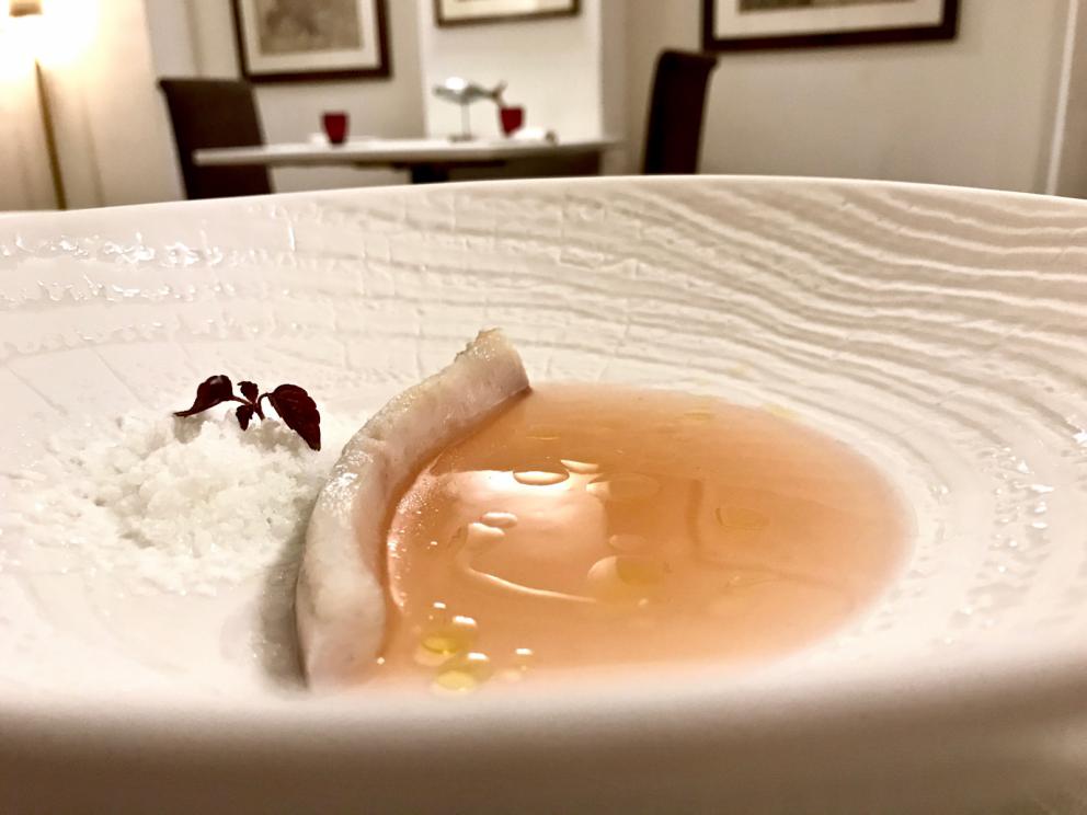 Galleria fotograficaS'inizia con gli appetizer: ottima la Tartare di spigola e pomodoro
Frittellina di pasta acida con schiuma di patate e aringa
Bonbon di mojito e frutto della passione
Cannolo di pasta sigaretta con schiuma di caprino e cipolla rossa caramellata
Inizia il degustazione con un piatto di alto livello: Ostrica, cetriolo e tuorlo affumicato. Il cetriolo &egrave; in zuppetta, il tuorlo affumicato su una cialda soffiata di brodo
I pani, buonissimi, a iniziare da carasau di Ovodda. Vengono serviti con evo Villa Cidro
Un piatto del menu La mia Sardegna, ma che racconta il territorio con modernit&agrave; e una piacevolezza indimenticabile. E' stato tra i miei preferiti:&nbsp;Battuto di pecora, patata soffiata e bucce. La buccia di patata viene soffiata e fritta, cos&igrave; resa croccante, poi riempita di battuto di pecora, a parte la spuma di patata
Cannolicchio, ravanello e barbabietola, con granita di ravanello, crema di rapa rossa, cialda di topinambur affumicato ed emulsione di ostrica. Buonissimo
Misticanza, lievito e malto: pura modernit&agrave;
