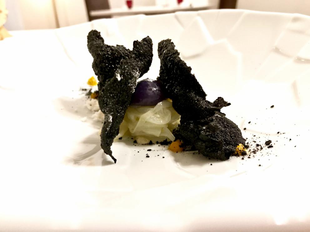 Galleria fotograficaS'inizia con gli appetizer: ottima la Tartare di spigola e pomodoro
Frittellina di pasta acida con schiuma di patate e aringa
Bonbon di mojito e frutto della passione
Cannolo di pasta sigaretta con schiuma di caprino e cipolla rossa caramellata
Inizia il degustazione con un piatto di alto livello: Ostrica, cetriolo e tuorlo affumicato. Il cetriolo &egrave; in zuppetta, il tuorlo affumicato su una cialda soffiata di brodo
I pani, buonissimi, a iniziare da carasau di Ovodda. Vengono serviti con evo Villa Cidro
Un piatto del menu La mia Sardegna, ma che racconta il territorio con modernit&agrave; e una piacevolezza indimenticabile. E' stato tra i miei preferiti:&nbsp;Battuto di pecora, patata soffiata e bucce. La buccia di patata viene soffiata e fritta, cos&igrave; resa croccante, poi riempita di battuto di pecora, a parte la spuma di patata
Cannolicchio, ravanello e barbabietola, con granita di ravanello, crema di rapa rossa, cialda di topinambur affumicato ed emulsione di ostrica. Buonissimo
Misticanza, lievito e malto: pura modernit&agrave;
Muggine affumicato, colatura di pomodoro&nbsp;e neve di yogurt
