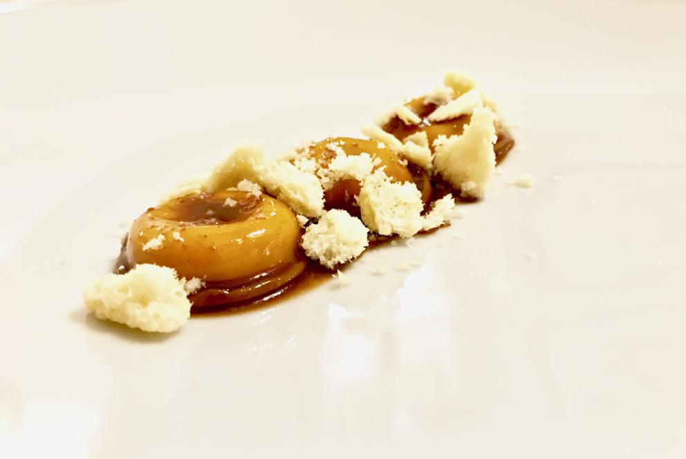 Galleria fotograficaS'inizia con gli appetizer: ottima la Tartare di spigola e pomodoro
Frittellina di pasta acida con schiuma di patate e aringa
Bonbon di mojito e frutto della passione
Cannolo di pasta sigaretta con schiuma di caprino e cipolla rossa caramellata
Inizia il degustazione con un piatto di alto livello: Ostrica, cetriolo e tuorlo affumicato. Il cetriolo &egrave; in zuppetta, il tuorlo affumicato su una cialda soffiata di brodo
I pani, buonissimi, a iniziare da carasau di Ovodda. Vengono serviti con evo Villa Cidro
Un piatto del menu La mia Sardegna, ma che racconta il territorio con modernit&agrave; e una piacevolezza indimenticabile. E' stato tra i miei preferiti:&nbsp;Battuto di pecora, patata soffiata e bucce. La buccia di patata viene soffiata e fritta, cos&igrave; resa croccante, poi riempita di battuto di pecora, a parte la spuma di patata
Cannolicchio, ravanello e barbabietola, con granita di ravanello, crema di rapa rossa, cialda di topinambur affumicato ed emulsione di ostrica. Buonissimo
Misticanza, lievito e malto: pura modernit&agrave;
Muggine affumicato, colatura di pomodoro&nbsp;e neve di yogurt
Seppia cruda alla brace, un classico di Deidda
Zuppetta fredda di piselli freschi e gambero rosso
