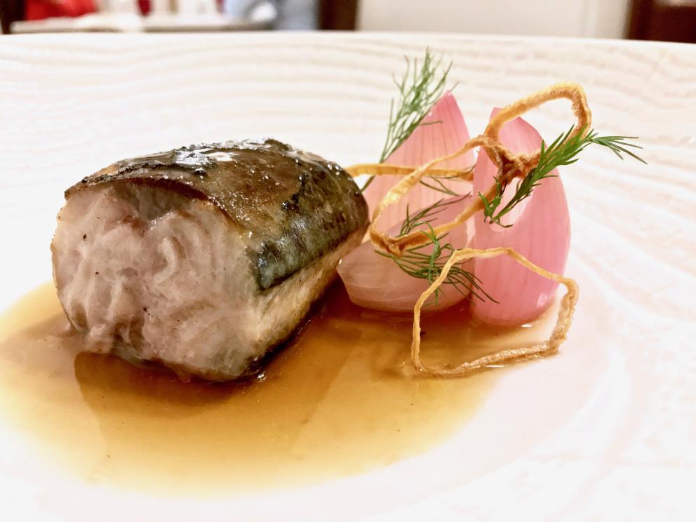 Galleria fotograficaS'inizia con gli appetizer: ottima la Tartare di spigola e pomodoro
Frittellina di pasta acida con schiuma di patate e aringa
Bonbon di mojito e frutto della passione
Cannolo di pasta sigaretta con schiuma di caprino e cipolla rossa caramellata
Inizia il degustazione con un piatto di alto livello: Ostrica, cetriolo e tuorlo affumicato. Il cetriolo &egrave; in zuppetta, il tuorlo affumicato su una cialda soffiata di brodo
I pani, buonissimi, a iniziare da carasau di Ovodda. Vengono serviti con evo Villa Cidro
Un piatto del menu La mia Sardegna, ma che racconta il territorio con modernit&agrave; e una piacevolezza indimenticabile. E' stato tra i miei preferiti:&nbsp;Battuto di pecora, patata soffiata e bucce. La buccia di patata viene soffiata e fritta, cos&igrave; resa croccante, poi riempita di battuto di pecora, a parte la spuma di patata
Cannolicchio, ravanello e barbabietola, con granita di ravanello, crema di rapa rossa, cialda di topinambur affumicato ed emulsione di ostrica. Buonissimo
Misticanza, lievito e malto: pura modernit&agrave;
Muggine affumicato, colatura di pomodoro&nbsp;e neve di yogurt
Seppia cruda alla brace, un classico di Deidda
Zuppetta fredda di piselli freschi e gambero rosso
Golosissimi i&nbsp;Ravioli di pecorino e mosto cotto
