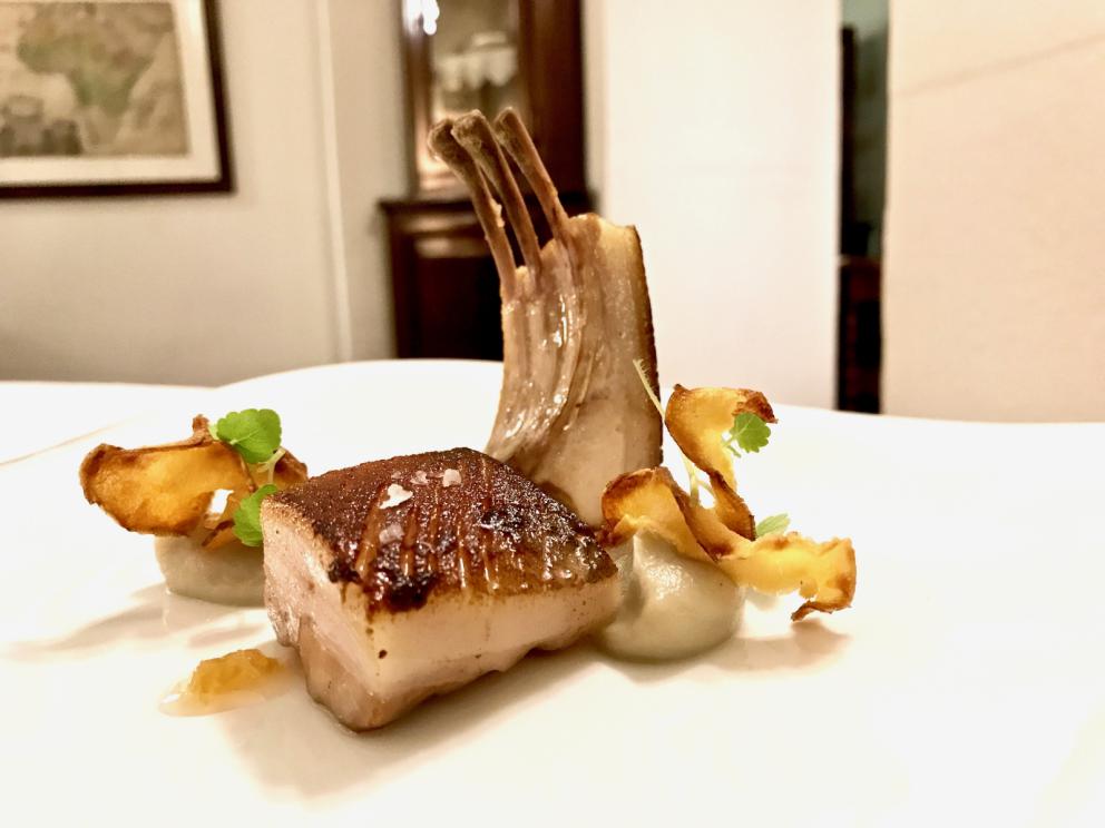 Galleria fotograficaS'inizia con gli appetizer: ottima la Tartare di spigola e pomodoro
Frittellina di pasta acida con schiuma di patate e aringa
Bonbon di mojito e frutto della passione
Cannolo di pasta sigaretta con schiuma di caprino e cipolla rossa caramellata
Inizia il degustazione con un piatto di alto livello: Ostrica, cetriolo e tuorlo affumicato. Il cetriolo &egrave; in zuppetta, il tuorlo affumicato su una cialda soffiata di brodo
I pani, buonissimi, a iniziare da carasau di Ovodda. Vengono serviti con evo Villa Cidro
Un piatto del menu La mia Sardegna, ma che racconta il territorio con modernit&agrave; e una piacevolezza indimenticabile. E' stato tra i miei preferiti:&nbsp;Battuto di pecora, patata soffiata e bucce. La buccia di patata viene soffiata e fritta, cos&igrave; resa croccante, poi riempita di battuto di pecora, a parte la spuma di patata
Cannolicchio, ravanello e barbabietola, con granita di ravanello, crema di rapa rossa, cialda di topinambur affumicato ed emulsione di ostrica. Buonissimo
Misticanza, lievito e malto: pura modernit&agrave;
Muggine affumicato, colatura di pomodoro&nbsp;e neve di yogurt
Seppia cruda alla brace, un classico di Deidda
Zuppetta fredda di piselli freschi e gambero rosso
Golosissimi i&nbsp;Ravioli di pecorino e mosto cotto
Sgombro e cipolla, altro grandissimo piatto, pieno, elegante. Lo sgombro &egrave;&nbsp;arrostito, accompagnato da brodetto di cipolla bruciata, poi cipolla disidratata e cipolla caramellata
