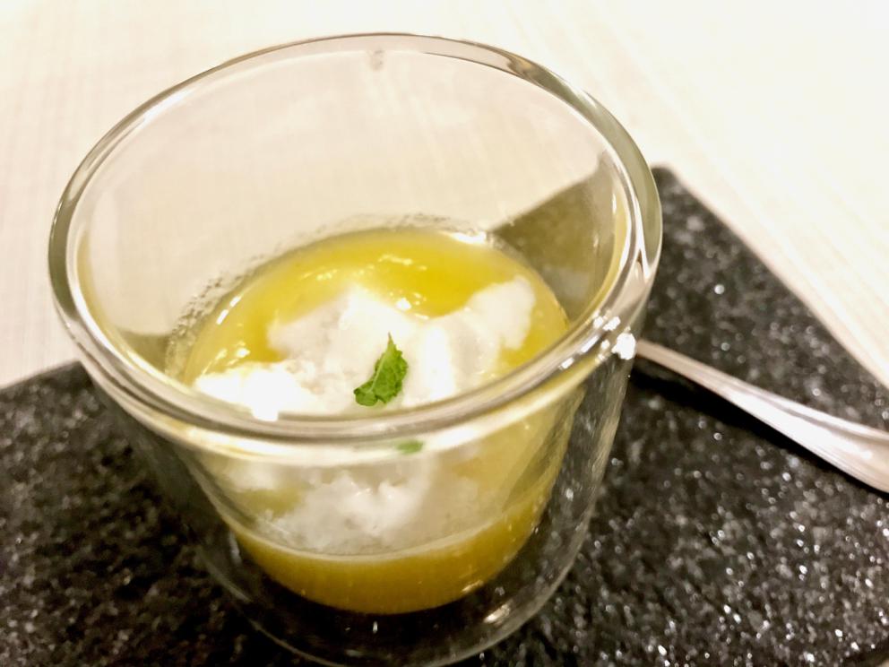 Galleria fotograficaS'inizia con gli appetizer: ottima la Tartare di spigola e pomodoro
Frittellina di pasta acida con schiuma di patate e aringa
Bonbon di mojito e frutto della passione
Cannolo di pasta sigaretta con schiuma di caprino e cipolla rossa caramellata
Inizia il degustazione con un piatto di alto livello: Ostrica, cetriolo e tuorlo affumicato. Il cetriolo &egrave; in zuppetta, il tuorlo affumicato su una cialda soffiata di brodo
I pani, buonissimi, a iniziare da carasau di Ovodda. Vengono serviti con evo Villa Cidro
Un piatto del menu La mia Sardegna, ma che racconta il territorio con modernit&agrave; e una piacevolezza indimenticabile. E' stato tra i miei preferiti:&nbsp;Battuto di pecora, patata soffiata e bucce. La buccia di patata viene soffiata e fritta, cos&igrave; resa croccante, poi riempita di battuto di pecora, a parte la spuma di patata
Cannolicchio, ravanello e barbabietola, con granita di ravanello, crema di rapa rossa, cialda di topinambur affumicato ed emulsione di ostrica. Buonissimo
Misticanza, lievito e malto: pura modernit&agrave;
Muggine affumicato, colatura di pomodoro&nbsp;e neve di yogurt
Seppia cruda alla brace, un classico di Deidda
Zuppetta fredda di piselli freschi e gambero rosso
Golosissimi i&nbsp;Ravioli di pecorino e mosto cotto
Sgombro e cipolla, altro grandissimo piatto, pieno, elegante. Lo sgombro &egrave;&nbsp;arrostito, accompagnato da brodetto di cipolla bruciata, poi cipolla disidratata e cipolla caramellata
Maialino da latte, topinambur croccante e crema di aglio: piena Sardegna
