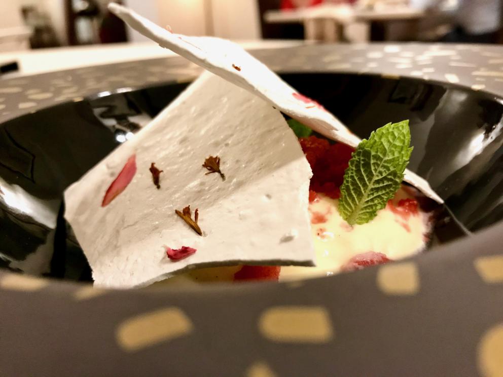 Galleria fotograficaS'inizia con gli appetizer: ottima la Tartare di spigola e pomodoro
Frittellina di pasta acida con schiuma di patate e aringa
Bonbon di mojito e frutto della passione
Cannolo di pasta sigaretta con schiuma di caprino e cipolla rossa caramellata
Inizia il degustazione con un piatto di alto livello: Ostrica, cetriolo e tuorlo affumicato. Il cetriolo &egrave; in zuppetta, il tuorlo affumicato su una cialda soffiata di brodo
I pani, buonissimi, a iniziare da carasau di Ovodda. Vengono serviti con evo Villa Cidro
Un piatto del menu La mia Sardegna, ma che racconta il territorio con modernit&agrave; e una piacevolezza indimenticabile. E' stato tra i miei preferiti:&nbsp;Battuto di pecora, patata soffiata e bucce. La buccia di patata viene soffiata e fritta, cos&igrave; resa croccante, poi riempita di battuto di pecora, a parte la spuma di patata
Cannolicchio, ravanello e barbabietola, con granita di ravanello, crema di rapa rossa, cialda di topinambur affumicato ed emulsione di ostrica. Buonissimo
Misticanza, lievito e malto: pura modernit&agrave;
Muggine affumicato, colatura di pomodoro&nbsp;e neve di yogurt
Seppia cruda alla brace, un classico di Deidda
Zuppetta fredda di piselli freschi e gambero rosso
Golosissimi i&nbsp;Ravioli di pecorino e mosto cotto
Sgombro e cipolla, altro grandissimo piatto, pieno, elegante. Lo sgombro &egrave;&nbsp;arrostito, accompagnato da brodetto di cipolla bruciata, poi cipolla disidratata e cipolla caramellata
Maialino da latte, topinambur croccante e crema di aglio: piena Sardegna
Pre-dessert: Mousse di ananas con gelato di capra
