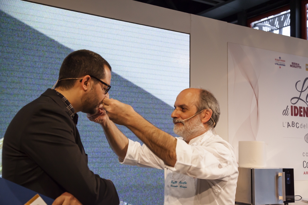 Galleria fotografica






Gianluca Fusto è stato "trascinato" sul palco da un incontenibile Davide Scabin









Luca De Santi, capo pasticcere e sous chef del Ratanà









Lola Torres, coordinatrice delle lezioni di Arte del Convivio - Convivium Lab









Andrea Ribaldone 






