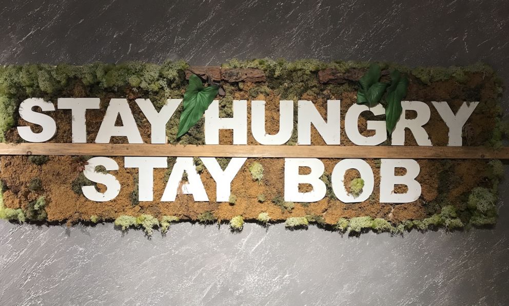 Bob in Calabria, l'indirizzo goloso che non ti aspetti: grande pizza coi prodotti del territorio