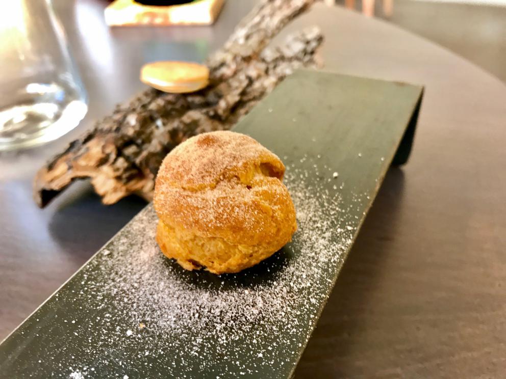 Galleria fotografica






Si inizia con pane da grano 100% Senatore Cappelli, poi crema d'olio evo di Coratina Muraglia e lardo









Gioco di appetizer









Oliva di Cerignola e vermuth, Fragola e Campari









Pancake di patate e lardo affumicato






