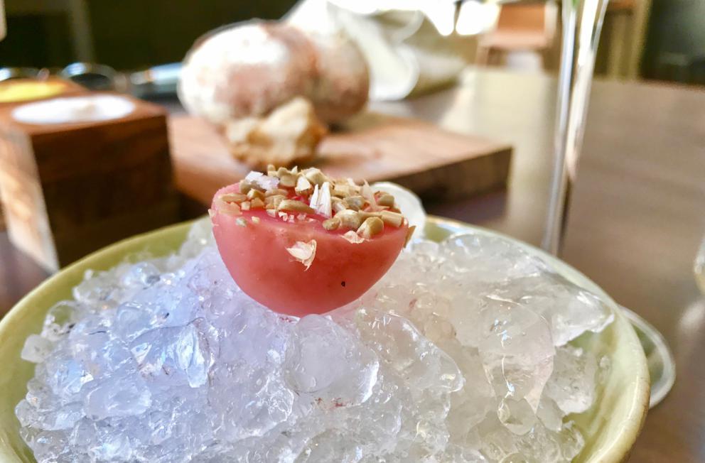 Galleria fotografica






Si inizia con pane da grano 100% Senatore Cappelli, poi crema d'olio evo di Coratina Muraglia e lardo









Gioco di appetizer









Oliva di Cerignola e vermuth, Fragola e Campari









Pancake di patate e lardo affumicato









Bigné al formaggio erborinato, crema di rucola e aceto di vino rosso









Toast di pane alla crema di ricotta forte e garum di sgombro






