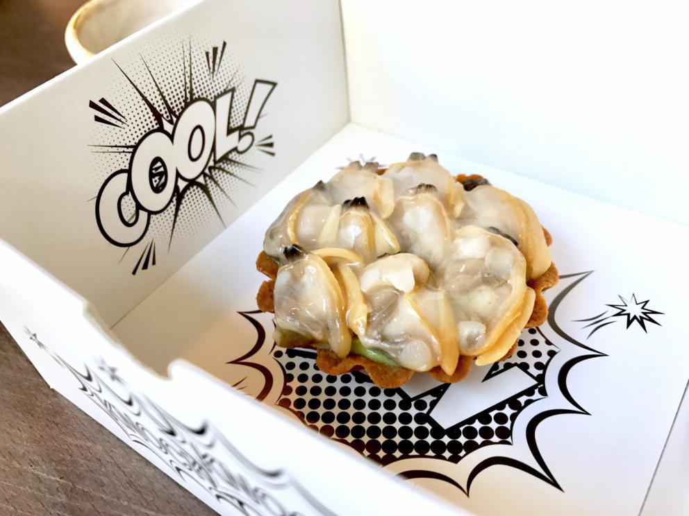 Galleria fotografica






Si inizia con pane da grano 100% Senatore Cappelli, poi crema d'olio evo di Coratina Muraglia e lardo









Gioco di appetizer









Oliva di Cerignola e vermuth, Fragola e Campari









Pancake di patate e lardo affumicato









Bigné al formaggio erborinato, crema di rucola e aceto di vino rosso









Toast di pane alla crema di ricotta forte e garum di sgombro









Ravanello, aceto di fruti rossi, semi di girasole e cumino









Patata e paté di fegato di piccione









Formaggio fresco di capra









Cipolla cotta in forno, lampascioni, ribes nero, perle di aceto balsamico, olio al porro, tapioca e sambuco









Indivia al forno, mela verde, crema di mandorle, bergamotto, limone gratuggiato






