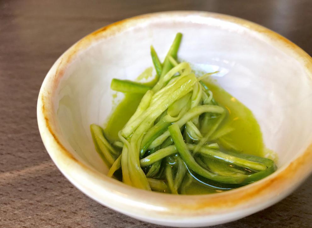Galleria fotografica






Si inizia con pane da grano 100% Senatore Cappelli, poi crema d'olio evo di Coratina Muraglia e lardo









Gioco di appetizer









Oliva di Cerignola e vermuth, Fragola e Campari









Pancake di patate e lardo affumicato









Bigné al formaggio erborinato, crema di rucola e aceto di vino rosso









Toast di pane alla crema di ricotta forte e garum di sgombro









Ravanello, aceto di fruti rossi, semi di girasole e cumino









Patata e paté di fegato di piccione









Formaggio fresco di capra









Cipolla cotta in forno, lampascioni, ribes nero, perle di aceto balsamico, olio al porro, tapioca e sambuco









Indivia al forno, mela verde, crema di mandorle, bergamotto, limone gratuggiato









Tarte alle vongole e asparagi...






