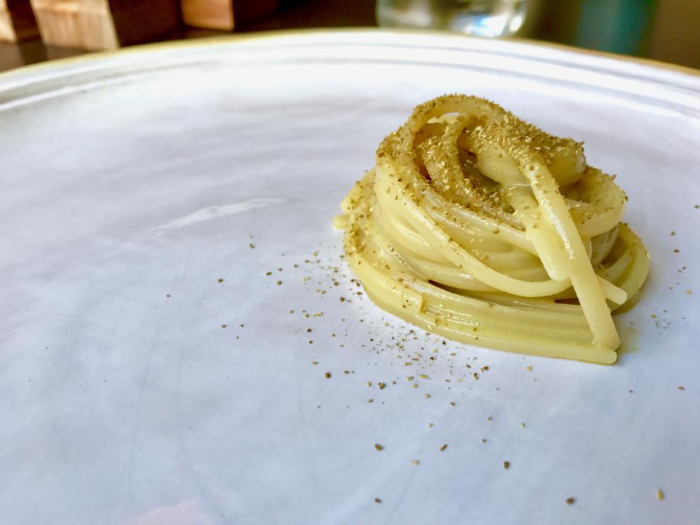 Galleria fotografica






Si inizia con pane da grano 100% Senatore Cappelli, poi crema d'olio evo di Coratina Muraglia e lardo









Gioco di appetizer









Oliva di Cerignola e vermuth, Fragola e Campari









Pancake di patate e lardo affumicato









Bigné al formaggio erborinato, crema di rucola e aceto di vino rosso









Toast di pane alla crema di ricotta forte e garum di sgombro









Ravanello, aceto di fruti rossi, semi di girasole e cumino









Patata e paté di fegato di piccione









Formaggio fresco di capra









Cipolla cotta in forno, lampascioni, ribes nero, perle di aceto balsamico, olio al porro, tapioca e sambuco









Indivia al forno, mela verde, crema di mandorle, bergamotto, limone gratuggiato









Tarte alle vongole e asparagi...









...con asparagi schiacciati al'olio di cerfoglio e limone









«Non proponiamo risotti né paste fresche»: Lenticchie di Zollino e cocco, infuso di aromi







