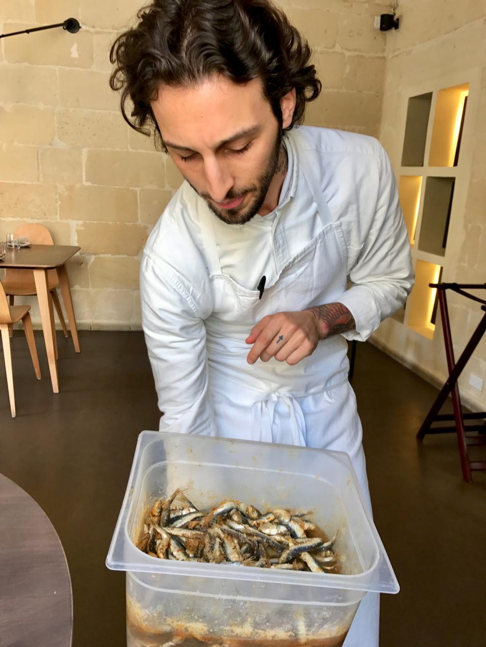 Galleria fotografica






Si inizia con pane da grano 100% Senatore Cappelli, poi crema d'olio evo di Coratina Muraglia e lardo









Gioco di appetizer









Oliva di Cerignola e vermuth, Fragola e Campari









Pancake di patate e lardo affumicato









Bigné al formaggio erborinato, crema di rucola e aceto di vino rosso









Toast di pane alla crema di ricotta forte e garum di sgombro









Ravanello, aceto di fruti rossi, semi di girasole e cumino









Patata e paté di fegato di piccione









Formaggio fresco di capra









Cipolla cotta in forno, lampascioni, ribes nero, perle di aceto balsamico, olio al porro, tapioca e sambuco









Indivia al forno, mela verde, crema di mandorle, bergamotto, limone gratuggiato









Tarte alle vongole e asparagi...









...con asparagi schiacciati al'olio di cerfoglio e limone









«Non proponiamo risotti né paste fresche»: Lenticchie di Zollino e cocco, infuso di aromi









Linguine Monograno Felicetti, latte di pistacchio e liquamen: ossia il liquido di fermentazione che si ottiene dalla produzione del garum






