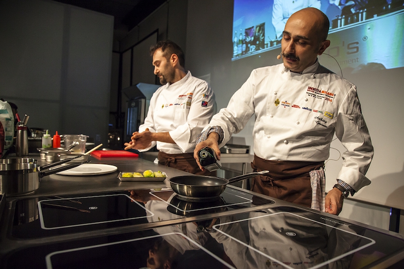 Galleria fotografica






Luca De Santi, Ratanà: viaggio in Sudamerica









Daniela Cicioni, con la sorella Manuela (e la presentatrice Lisa Casali): libertà e fermentazioni









Alyn Williams: Terra e mare: dal lontano Nord della Scozia al profondo Sud dell'Inghilterra






