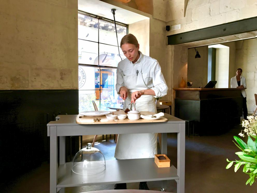 Galleria fotografica






Si inizia con pane da grano 100% Senatore Cappelli, poi crema d'olio evo di Coratina Muraglia e lardo









Gioco di appetizer









Oliva di Cerignola e vermuth, Fragola e Campari









Pancake di patate e lardo affumicato









Bigné al formaggio erborinato, crema di rucola e aceto di vino rosso









Toast di pane alla crema di ricotta forte e garum di sgombro









Ravanello, aceto di fruti rossi, semi di girasole e cumino









Patata e paté di fegato di piccione









Formaggio fresco di capra









Cipolla cotta in forno, lampascioni, ribes nero, perle di aceto balsamico, olio al porro, tapioca e sambuco









Indivia al forno, mela verde, crema di mandorle, bergamotto, limone gratuggiato









Tarte alle vongole e asparagi...









...con asparagi schiacciati al'olio di cerfoglio e limone









«Non proponiamo risotti né paste fresche»: Lenticchie di Zollino e cocco, infuso di aromi









Linguine Monograno Felicetti, latte di pistacchio e liquamen: ossia il liquido di fermentazione che si ottiene dalla produzione del garum









Floriano Pellegrino e il garum











