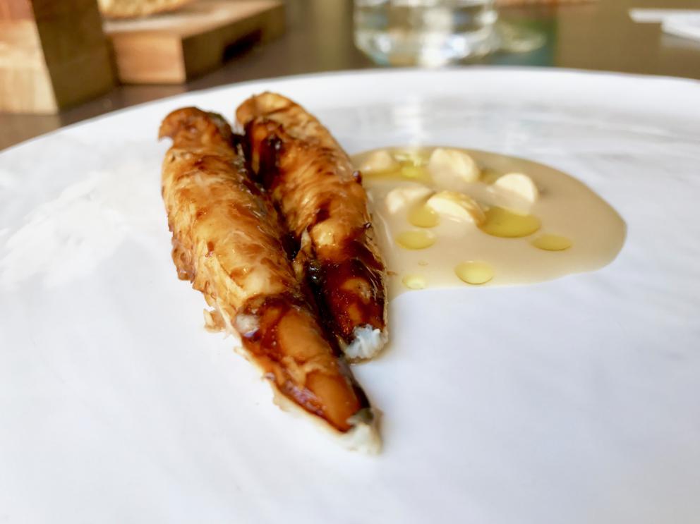 Galleria fotografica






Si inizia con pane da grano 100% Senatore Cappelli, poi crema d'olio evo di Coratina Muraglia e lardo









Gioco di appetizer









Oliva di Cerignola e vermuth, Fragola e Campari









Pancake di patate e lardo affumicato









Bigné al formaggio erborinato, crema di rucola e aceto di vino rosso









Toast di pane alla crema di ricotta forte e garum di sgombro









Ravanello, aceto di fruti rossi, semi di girasole e cumino









Patata e paté di fegato di piccione









Formaggio fresco di capra









Cipolla cotta in forno, lampascioni, ribes nero, perle di aceto balsamico, olio al porro, tapioca e sambuco









Indivia al forno, mela verde, crema di mandorle, bergamotto, limone gratuggiato









Tarte alle vongole e asparagi...









...con asparagi schiacciati al'olio di cerfoglio e limone









«Non proponiamo risotti né paste fresche»: Lenticchie di Zollino e cocco, infuso di aromi









Linguine Monograno Felicetti, latte di pistacchio e liquamen: ossia il liquido di fermentazione che si ottiene dalla produzione del garum









Floriano Pellegrino e il garum














Isabella Potì serve la Rana pescatrice al BBQ, laccata con aceto balsamico, salsa alle nocciole, nocciole tostate, olio all'aglio






