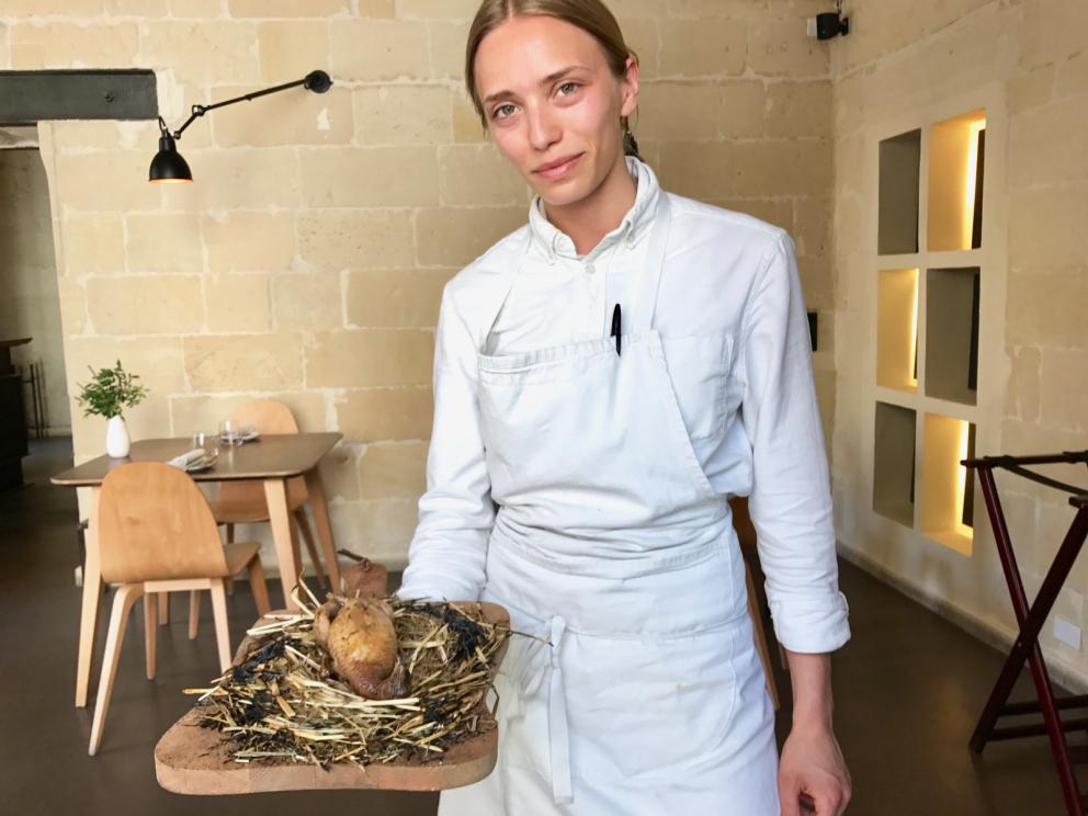 Galleria fotografica






Si inizia con pane da grano 100% Senatore Cappelli, poi crema d'olio evo di Coratina Muraglia e lardo









Gioco di appetizer









Oliva di Cerignola e vermuth, Fragola e Campari









Pancake di patate e lardo affumicato









Bigné al formaggio erborinato, crema di rucola e aceto di vino rosso









Toast di pane alla crema di ricotta forte e garum di sgombro









Ravanello, aceto di fruti rossi, semi di girasole e cumino









Patata e paté di fegato di piccione









Formaggio fresco di capra









Cipolla cotta in forno, lampascioni, ribes nero, perle di aceto balsamico, olio al porro, tapioca e sambuco









Indivia al forno, mela verde, crema di mandorle, bergamotto, limone gratuggiato









Tarte alle vongole e asparagi...









...con asparagi schiacciati al'olio di cerfoglio e limone









«Non proponiamo risotti né paste fresche»: Lenticchie di Zollino e cocco, infuso di aromi









Linguine Monograno Felicetti, latte di pistacchio e liquamen: ossia il liquido di fermentazione che si ottiene dalla produzione del garum









Floriano Pellegrino e il garum














Isabella Potì serve la Rana pescatrice al BBQ, laccata con aceto balsamico, salsa alle nocciole, nocciole tostate, olio all'aglio









La rana pescatrice






