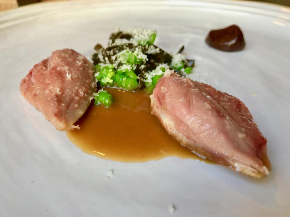 Galleria fotografica






Si inizia con pane da grano 100% Senatore Cappelli, poi crema d'olio evo di Coratina Muraglia e lardo









Gioco di appetizer









Oliva di Cerignola e vermuth, Fragola e Campari









Pancake di patate e lardo affumicato









Bigné al formaggio erborinato, crema di rucola e aceto di vino rosso









Toast di pane alla crema di ricotta forte e garum di sgombro









Ravanello, aceto di fruti rossi, semi di girasole e cumino









Patata e paté di fegato di piccione









Formaggio fresco di capra









Cipolla cotta in forno, lampascioni, ribes nero, perle di aceto balsamico, olio al porro, tapioca e sambuco









Indivia al forno, mela verde, crema di mandorle, bergamotto, limone gratuggiato









Tarte alle vongole e asparagi...









...con asparagi schiacciati al'olio di cerfoglio e limone









«Non proponiamo risotti né paste fresche»: Lenticchie di Zollino e cocco, infuso di aromi









Linguine Monograno Felicetti, latte di pistacchio e liquamen: ossia il liquido di fermentazione che si ottiene dalla produzione del garum









Floriano Pellegrino e il garum














Isabella Potì serve la Rana pescatrice al BBQ, laccata con aceto balsamico, salsa alle nocciole, nocciole tostate, olio all'aglio









La rana pescatrice









Di nuovo Isabella Potì, questa volta con la quaglia...









«La quaglia? La cuciniamo sui carboni, sopra la stufa, una cottura lenta, Noi non usiamo il roner»






