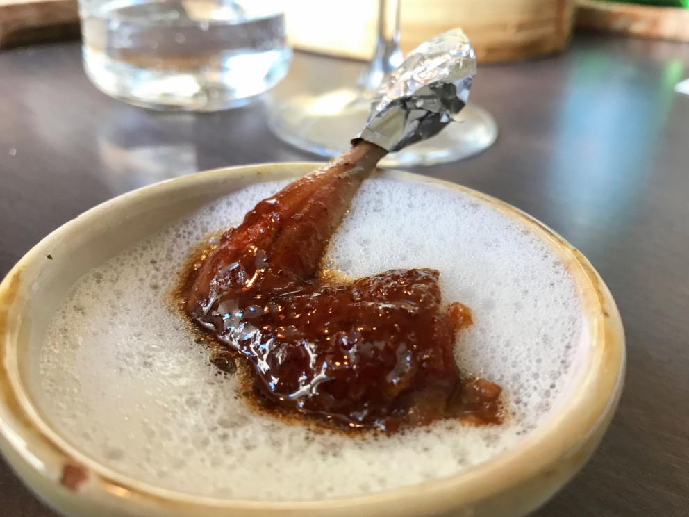 Galleria fotografica






Si inizia con pane da grano 100% Senatore Cappelli, poi crema d'olio evo di Coratina Muraglia e lardo









Gioco di appetizer









Oliva di Cerignola e vermuth, Fragola e Campari









Pancake di patate e lardo affumicato









Bigné al formaggio erborinato, crema di rucola e aceto di vino rosso









Toast di pane alla crema di ricotta forte e garum di sgombro









Ravanello, aceto di fruti rossi, semi di girasole e cumino









Patata e paté di fegato di piccione









Formaggio fresco di capra









Cipolla cotta in forno, lampascioni, ribes nero, perle di aceto balsamico, olio al porro, tapioca e sambuco









Indivia al forno, mela verde, crema di mandorle, bergamotto, limone gratuggiato









Tarte alle vongole e asparagi...









...con asparagi schiacciati al'olio di cerfoglio e limone









«Non proponiamo risotti né paste fresche»: Lenticchie di Zollino e cocco, infuso di aromi









Linguine Monograno Felicetti, latte di pistacchio e liquamen: ossia il liquido di fermentazione che si ottiene dalla produzione del garum









Floriano Pellegrino e il garum














Isabella Potì serve la Rana pescatrice al BBQ, laccata con aceto balsamico, salsa alle nocciole, nocciole tostate, olio all'aglio









La rana pescatrice









Di nuovo Isabella Potì, questa volta con la quaglia...









«La quaglia? La cuciniamo sui carboni, sopra la stufa, una cottura lenta, Noi non usiamo il roner»









Quaglia, prugna e fagiolini: la quaglia con noci macadamia, fagiolini di mare e di terra, umeboshi di prugne






