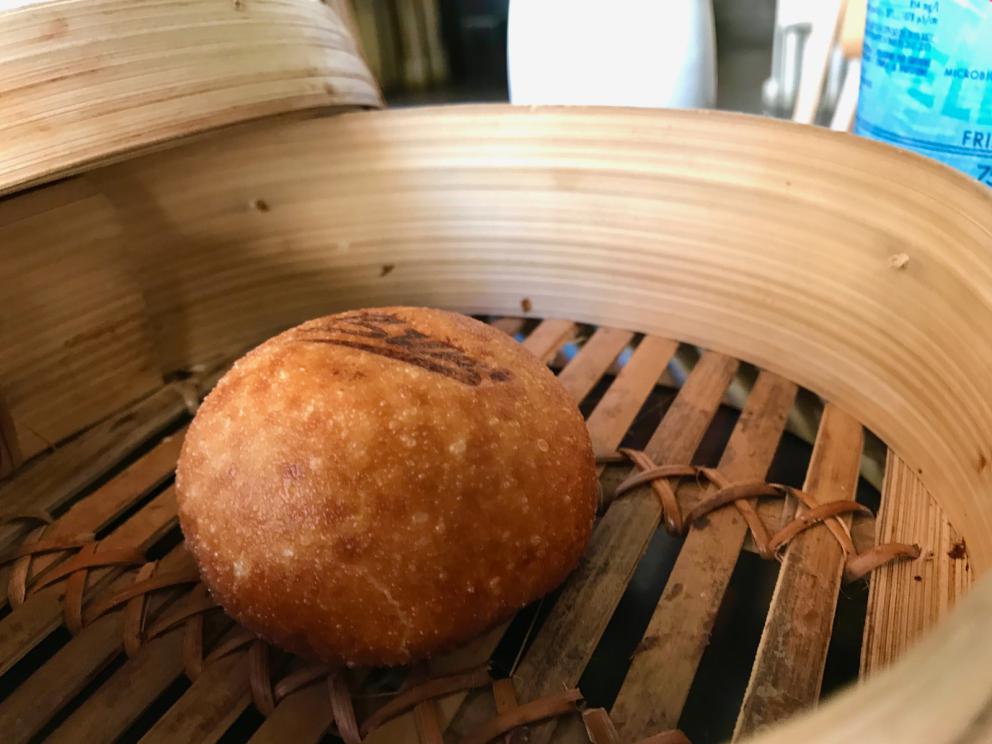 Galleria fotografica






Si inizia con pane da grano 100% Senatore Cappelli, poi crema d'olio evo di Coratina Muraglia e lardo









Gioco di appetizer









Oliva di Cerignola e vermuth, Fragola e Campari









Pancake di patate e lardo affumicato









Bigné al formaggio erborinato, crema di rucola e aceto di vino rosso









Toast di pane alla crema di ricotta forte e garum di sgombro









Ravanello, aceto di fruti rossi, semi di girasole e cumino









Patata e paté di fegato di piccione









Formaggio fresco di capra









Cipolla cotta in forno, lampascioni, ribes nero, perle di aceto balsamico, olio al porro, tapioca e sambuco









Indivia al forno, mela verde, crema di mandorle, bergamotto, limone gratuggiato









Tarte alle vongole e asparagi...









...con asparagi schiacciati al'olio di cerfoglio e limone









«Non proponiamo risotti né paste fresche»: Lenticchie di Zollino e cocco, infuso di aromi









Linguine Monograno Felicetti, latte di pistacchio e liquamen: ossia il liquido di fermentazione che si ottiene dalla produzione del garum









Floriano Pellegrino e il garum














Isabella Potì serve la Rana pescatrice al BBQ, laccata con aceto balsamico, salsa alle nocciole, nocciole tostate, olio all'aglio









La rana pescatrice









Di nuovo Isabella Potì, questa volta con la quaglia...









«La quaglia? La cuciniamo sui carboni, sopra la stufa, una cottura lenta, Noi non usiamo il roner»









Quaglia, prugna e fagiolini: la quaglia con noci macadamia, fagiolini di mare e di terra, umeboshi di prugne









La coscia della quaglia, con limone e soia






