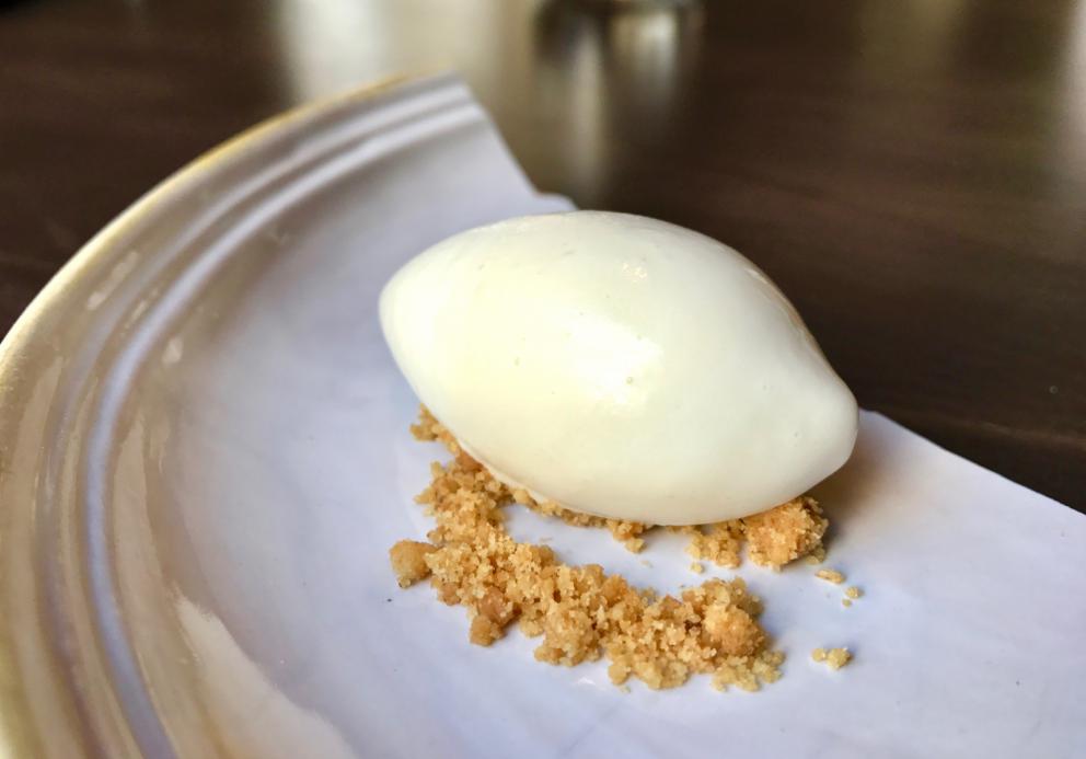 Galleria fotografica






Si inizia con pane da grano 100% Senatore Cappelli, poi crema d'olio evo di Coratina Muraglia e lardo









Gioco di appetizer









Oliva di Cerignola e vermuth, Fragola e Campari









Pancake di patate e lardo affumicato









Bigné al formaggio erborinato, crema di rucola e aceto di vino rosso









Toast di pane alla crema di ricotta forte e garum di sgombro









Ravanello, aceto di fruti rossi, semi di girasole e cumino









Patata e paté di fegato di piccione









Formaggio fresco di capra









Cipolla cotta in forno, lampascioni, ribes nero, perle di aceto balsamico, olio al porro, tapioca e sambuco









Indivia al forno, mela verde, crema di mandorle, bergamotto, limone gratuggiato









Tarte alle vongole e asparagi...









...con asparagi schiacciati al'olio di cerfoglio e limone









«Non proponiamo risotti né paste fresche»: Lenticchie di Zollino e cocco, infuso di aromi









Linguine Monograno Felicetti, latte di pistacchio e liquamen: ossia il liquido di fermentazione che si ottiene dalla produzione del garum









Floriano Pellegrino e il garum














Isabella Potì serve la Rana pescatrice al BBQ, laccata con aceto balsamico, salsa alle nocciole, nocciole tostate, olio all'aglio









La rana pescatrice









Di nuovo Isabella Potì, questa volta con la quaglia...









«La quaglia? La cuciniamo sui carboni, sopra la stufa, una cottura lenta, Noi non usiamo il roner»









Quaglia, prugna e fagiolini: la quaglia con noci macadamia, fagiolini di mare e di terra, umeboshi di prugne









La coscia della quaglia, con limone e soia









In accompagnamento, un pane al vapore e poi fritto









Ormai un classico: Love Bros alla frutta, con infusione di zenzero e cannella 






