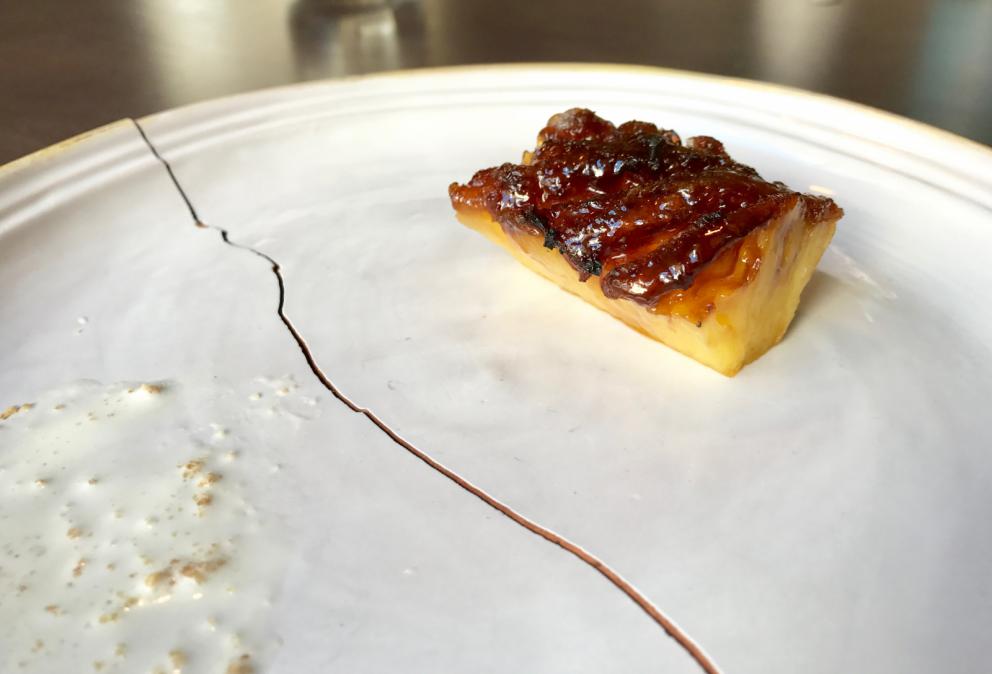 Galleria fotografica






Si inizia con pane da grano 100% Senatore Cappelli, poi crema d'olio evo di Coratina Muraglia e lardo









Gioco di appetizer









Oliva di Cerignola e vermuth, Fragola e Campari









Pancake di patate e lardo affumicato









Bigné al formaggio erborinato, crema di rucola e aceto di vino rosso









Toast di pane alla crema di ricotta forte e garum di sgombro









Ravanello, aceto di fruti rossi, semi di girasole e cumino









Patata e paté di fegato di piccione









Formaggio fresco di capra









Cipolla cotta in forno, lampascioni, ribes nero, perle di aceto balsamico, olio al porro, tapioca e sambuco









Indivia al forno, mela verde, crema di mandorle, bergamotto, limone gratuggiato









Tarte alle vongole e asparagi...









...con asparagi schiacciati al'olio di cerfoglio e limone









«Non proponiamo risotti né paste fresche»: Lenticchie di Zollino e cocco, infuso di aromi









Linguine Monograno Felicetti, latte di pistacchio e liquamen: ossia il liquido di fermentazione che si ottiene dalla produzione del garum









Floriano Pellegrino e il garum














Isabella Potì serve la Rana pescatrice al BBQ, laccata con aceto balsamico, salsa alle nocciole, nocciole tostate, olio all'aglio









La rana pescatrice









Di nuovo Isabella Potì, questa volta con la quaglia...









«La quaglia? La cuciniamo sui carboni, sopra la stufa, una cottura lenta, Noi non usiamo il roner»









Quaglia, prugna e fagiolini: la quaglia con noci macadamia, fagiolini di mare e di terra, umeboshi di prugne









La coscia della quaglia, con limone e soia









In accompagnamento, un pane al vapore e poi fritto









Ormai un classico: Love Bros alla frutta, con infusione di zenzero e cannella 









Quenelle di gelato di brioche con crumble...






