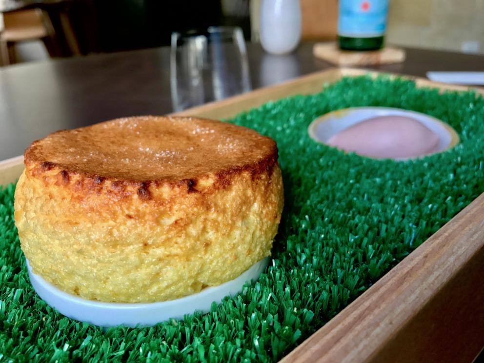 Galleria fotografica






Si inizia con pane da grano 100% Senatore Cappelli, poi crema d'olio evo di Coratina Muraglia e lardo









Gioco di appetizer









Oliva di Cerignola e vermuth, Fragola e Campari









Pancake di patate e lardo affumicato









Bigné al formaggio erborinato, crema di rucola e aceto di vino rosso









Toast di pane alla crema di ricotta forte e garum di sgombro









Ravanello, aceto di fruti rossi, semi di girasole e cumino









Patata e paté di fegato di piccione









Formaggio fresco di capra









Cipolla cotta in forno, lampascioni, ribes nero, perle di aceto balsamico, olio al porro, tapioca e sambuco









Indivia al forno, mela verde, crema di mandorle, bergamotto, limone gratuggiato









Tarte alle vongole e asparagi...









...con asparagi schiacciati al'olio di cerfoglio e limone









«Non proponiamo risotti né paste fresche»: Lenticchie di Zollino e cocco, infuso di aromi









Linguine Monograno Felicetti, latte di pistacchio e liquamen: ossia il liquido di fermentazione che si ottiene dalla produzione del garum









Floriano Pellegrino e il garum














Isabella Potì serve la Rana pescatrice al BBQ, laccata con aceto balsamico, salsa alle nocciole, nocciole tostate, olio all'aglio









La rana pescatrice









Di nuovo Isabella Potì, questa volta con la quaglia...









«La quaglia? La cuciniamo sui carboni, sopra la stufa, una cottura lenta, Noi non usiamo il roner»









Quaglia, prugna e fagiolini: la quaglia con noci macadamia, fagiolini di mare e di terra, umeboshi di prugne









La coscia della quaglia, con limone e soia









In accompagnamento, un pane al vapore e poi fritto









Ormai un classico: Love Bros alla frutta, con infusione di zenzero e cannella 









Quenelle di gelato di brioche con crumble...









...il piatto si completa con un favoloso Ananas laccato con melassa di melograno libanese






