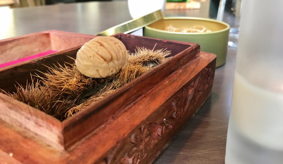 Galleria fotografica






Si inizia con pane da grano 100% Senatore Cappelli, poi crema d'olio evo di Coratina Muraglia e lardo









Gioco di appetizer









Oliva di Cerignola e vermuth, Fragola e Campari









Pancake di patate e lardo affumicato









Bigné al formaggio erborinato, crema di rucola e aceto di vino rosso









Toast di pane alla crema di ricotta forte e garum di sgombro









Ravanello, aceto di fruti rossi, semi di girasole e cumino









Patata e paté di fegato di piccione









Formaggio fresco di capra









Cipolla cotta in forno, lampascioni, ribes nero, perle di aceto balsamico, olio al porro, tapioca e sambuco









Indivia al forno, mela verde, crema di mandorle, bergamotto, limone gratuggiato









Tarte alle vongole e asparagi...









...con asparagi schiacciati al'olio di cerfoglio e limone









«Non proponiamo risotti né paste fresche»: Lenticchie di Zollino e cocco, infuso di aromi









Linguine Monograno Felicetti, latte di pistacchio e liquamen: ossia il liquido di fermentazione che si ottiene dalla produzione del garum









Floriano Pellegrino e il garum














Isabella Potì serve la Rana pescatrice al BBQ, laccata con aceto balsamico, salsa alle nocciole, nocciole tostate, olio all'aglio









La rana pescatrice









Di nuovo Isabella Potì, questa volta con la quaglia...









«La quaglia? La cuciniamo sui carboni, sopra la stufa, una cottura lenta, Noi non usiamo il roner»









Quaglia, prugna e fagiolini: la quaglia con noci macadamia, fagiolini di mare e di terra, umeboshi di prugne









La coscia della quaglia, con limone e soia









In accompagnamento, un pane al vapore e poi fritto









Ormai un classico: Love Bros alla frutta, con infusione di zenzero e cannella 









Quenelle di gelato di brioche con crumble...









...il piatto si completa con un favoloso Ananas laccato con melassa di melograno libanese









Soufflè di formaggio di capra Di Cecca, gelato di nocino e noci fresche






