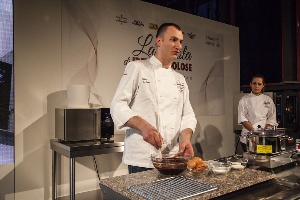 Galleria fotografica






Gianluca Fusto è stato "trascinato" sul palco da un incontenibile Davide Scabin






