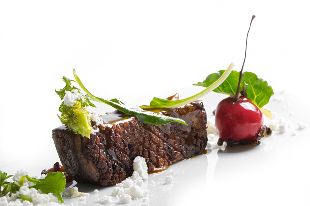 Galleria fotografica






Massimiliano Poggi, Al Cambio, Bologna

Uovo asparagi e parmigiano. Rappresenta la tradizione, non solo bolognese ma italiana. Chiaro che noi, con l'apparato di Altedo, abbiamo una fortuna che non tutte le regioni hanno: l'abbiamo in casa e di qualità assoluta! Riprendo la tradizione e trasformo le consistenze: a essere fritto non è più l'uovo ma la punta degli asparagi; il parmigiano non è più grattato ma viene reso cremoso con aggiunta di brodo di asparagi; aggiungo solo una parte di succo di asparagi crudi perché dà una notevole componente minerale amarognola. Un anticipo di primavera









Alessandro Panichi, Sotto l'Arco, Bologna

Canocchia, radicchio, bottarga e lampone. Dolce, amaro, acido e iodato (foto Bob Noto)









Isa Mazzocchi, La Palta, Borgonovo Valtidone (Piacenza)

Batarò con senape selvatica, pescegatto e pancetta. Una specie di pane schiacciato, con percentuale di polenta, ripieno di salumi piacentini (si serve soprattutto in val tidone). Piacenza in un batarò









Alberto Faccani, Magnolia, Cesenatico (Forlì-Cesena)

Triglia, amaretto, zafferano e limone. La dolcezza e la grassezza della triglia, la nota alcolica del liquore di mandorla, la profondità dello zafferano e l'aspro del limone. Un omaggio all'Italia e al Mediterraneo









Omar Casali, Marè, Cesenatico (Forlì-Cesena)

Bora Nera. Spaghettoni, inchiostro, quinto quarto di seppia, alghe e bergamotto. Materia prima, tecnica e tanto cuore per riportare nel piatto l'affascinante e profondo profumo iodato di una burrascosa giornata sul molo di Cesenatico









Fabrizio Mantovani, Fm con gusto, Faenza (Ravenna)

Patata ratta, lenticchie e caviale. E' una sintesi della mia cucina: una semplice patata con lenticchie, arricchita da un piccolo cucchiaio di caviale. Una crème fraîche allo zafferano e zest di lime. Estetica, istinto e semplicità ragionata









Massimiliano Mascia, San Domenico, Imola (Bologna)

Scampo, goletta e piselli. Amo i colori e i sapori della primavera e mi piace giocare con la contaminazione carne/pesce









Luca Marchini, L'Erba del Re, Modena

Risotto con ostriche, succo di porri, rucola e rabarbaro. E' il frutto della volontà di far coesistere la forza olfattiva del mare, proveniente dalle ostriche adagiate sulla superfice, con la pseudo-dolcezza di un risotto cremoso, la cui cottura viene fatta con un succo di porri grigliati e brasati. Giocano un ruolo di equilibrio la freschezza e asprezza del rabarbaro e il lieve amaro della rucola selvatica









Massimo Bottura, Osteria Francescana, Modena

Sometimes maillard, sometimes partrige... even bollito in civèt sauce. Ovvero, "A volte germano reale, a volte pernice... persino il bollito in salsa civet"









Irina Steccanella e Beppe Palmieri, Panino, Modena

Tortellini SuperPanna. Comprare una grande materia prima per fare un grande tortellino, e restiuire valore e qualità a un piatto della cucina domestica degenerato col tempo









Gianluca Gorini, Le Giare, Montiano (Forlì-Cesena)

Cetriolo, liquore Varnelli e uova di pesce affumicate. Note vegetali che incontrano quelle marine e affumicate per un interpretazione a 360 gradi del cetriolo, dal germoglio al fiore









Riccardo Agostini, Il Piastrino, Pennabilli (Rimini)

Animella d’agnello, latte ed estratto d’alloro. L'idea è quella di proporre un'animella inconsueta, d'agnello, senza nascondere le sue caratteristiche gustative come da tradizione ma esaltandole con il concentrato di latte di pecora per rafforzarne il gust. Vista la componente grassa, ho utilizzato l'alloro per il suo gusto amaro e la sua rinfrescante balsamicità









Terry Giacomello, Inkiostro, Parma

La pasta a modo nostro. Tagliolini tiepidi al bianco d'uovo con crema di parmigiano 36 mesi, rosso d'uovo sbattuto, caviale di tartufo e foglie di timo. E' un albume d'uovo cotto a vapore, steso come la pasta tradizionale, tagliato a mano a tagliolino, contornato da una crema di parmigiano, macchiata con un rosso d'uovo sbattuto e guarnito con foglie di timo e caviale di tartufo









Marco Parizzi, Parizzi, Parma

Consommé di buccia di patate, cipolla bruciata e ostriche con anolini di salmone. Il contrasto tra ingredienti di scarto e ingredienti pregiati, l'apparenza rassicurante di un piatto tipico con gusti completamente stravolti









Carla Aradelli, Riva, Ponte Dell'Olio (Piacenza)

Polpo, radicchio tardivo, crochetta di patate e majonese di rape rosse. Un piatto di semplicità ricercata: polpo e patate (la tradizione) e prodotti di stagione (radicchio tardivo e rapa rossa) creano un gioco di colori, radici e consistenze









Rino Duca, Il Grano di Pepe, Ravarino (Bologna)

Riso alla mandorla, gambero rosso e capperi. In Sicilia storicamente si cucinavano risi e non risotti. Nel mio piatto s'incontrano l'eleganza della mandorla, la sapidità del cappero e la profondità del gambero crudo









Matteo Salbaroli, Osteria L'Acciuga, Ravenna

Polpo arrostito, crema di topinambur e nocciole tostate. L'ho proposto al cenone e ha avuto così successo che lo riproponiamo anche l'inverno. Non solo polipo e patate









Gianni e Fulvia D'Amato, Caffè Arti e Mestieri, Reggiolo (Reggio Emilia)

Il viola della lingua. Lingua salmistrata cotta, spuma di patata viola, cavolo viola in agrodolce, polvere di lamponi disidratati









Gianpaolo Raschi, Guido, Rimini

Pancotto di pesce. Sono le mie origini marinaro-contadine, una lunga tradizione che si fonda sul concetto di recupero. Un tempo della memoria al quale sono profondamente legato e che ripercorro di continuo a bordo della mia Delorean (foto Giorgio Salvatori)









Franco Cimini, Antica Osteria del Mirasole, San Giovanni in Persiceto (Bologna)

Tagliatelle all'antico ragù di cortile. Un'antica ricetta delle campagne bolognesi che prevede l'utilizzo delle parti meno nobili degli animali da cortile (rigaglie), tra le quali creste, durelli, fegatini e ovine embrionali. Si contraddistingue per le diverse consistenze del ragù









Aurora Mazzucchelli, Marconi, Sasso Marconi (Bologna)

Il germano incontra un'acciuga. Il racconto del viaggio della migrazione germano. Lo scontro del mare con la terra e l'incontro del sapido col selvatico









Piergiorgio Parini, Povero Diavolo, Torriana (Parma)

Brasato di narce (anagramma di "carne", anche detto "l'animale che non c'è"). Il piatto rievoca alla vista e al palato l'opulenza e corposità di un brasato pur essendo composto di soli elementi vegetali: la base è un kiwi, glassato con ristretto di verdure, salse fermentate e vino rosso, spolverato con erbe balsamiche (foto Passione Gourmet)









Alberto Degl'Innocenti, Tirabusciò, Bibbiena (Arezzo)

Gnocchetti di pane verna allo scalogno, salsa di ribollita, cubetti di pane croccante al cavolo nero e cialda di Parmigiano. Un classico toscano a modo mio









Fabrizio Girasoli, Butterfly, Capannori (Lucca)

Evoluzione del gambero rosso. Da marinato a fritto, passando per padella e vapore con coincidenze di frutta e verdure, nella nebbia del  mattino. Mi piace mettere in gioco tutti i sensi del commensale, dalle consistenze cotture e sapori diversi per il palato, all'aroma diffuso per l'olfatto. La parte fritta che può essere mangiata con le mani e lo scorrere della tisana versata al momento  che coinvolge vista e udito









Andrea Mattei, Meo Modo a Borgo San Pietro, Chiusdino (Siena)

Fegatini di pollo affumicati, anguilla e ortica. La tradizione dell'entroterra toscano incontra il mare









Gaetano Trovato, Arnolfo, Colle Val D'Elsa (Siena)
Piccione: petto, coscia farcita con il suo fegato, castagne e spezie. Il piatto del cuore che evolve continuamente, dall’inizio negli anni Ottanta, quando si preparava lardellato ripieno di funghi e servito con le cipolle caramellate, fino ad oggi, in veste rinnovata con abbinamenti di stagione in stagione per esaltare il gusto









Peter Brunel, Borgo San Jacopo, Firenze

Il mio orto toscano (che passa in vaso l'inverno). La mia interpretazione gioca su: 1. vaso fiori e germogli eduli; 2. cramble di tartufo e pre.ona di tartufo ghiacciato; 3. terra di olive e cioccolato con spugna di nocciole, asparagi liofilizzati; 4. spuma di yogurt e rafano con ortaggi semi disidratati. Nel piatto: patata pietrificata con maionesi al carbone e levistico. E' il mio ricordo che va agli ortaggi, che verso la fine dell'autunno nell'orto perdono idratazione, da lì l'idea di inserirli in vaso per conservarli... in fase calante









Annie Féolde, Riccardo Monco, Alessandro Della Tommasina. Enoteca Pinchiorri, Firenze

Pici di pane con vongole veraci, crema di burrata e erba cipollina. L’aspetto interessante di questa ricetta è l’impasto dei pici: utlizziamo una pasta di pane integrale con lievitazione naturale e con la madre (la pasta ha dunque un'acidità leggera e molto saporita). Porta la pasta a una nuova dimensione sensoriale al palato. Il tutto contenuto all’interno della pasta e non fuori sotto forma di salsa









Enrico Panero, Da Vinci a Eataly, Firenze

Risotto al latte e acciughe, animelle al marsala e polveri di cipolla e limone. E' un primo piatto che riprende le mie origini piemontesi: fa parte anche del menu degustazione "Un piemontese in Toscana" a ricordare la tradizione di cuocere il riso nel latte come base per dolci o come pasto povero serale: Il riso si presenta con la dolcezza del latte che si concentra durante la cottura compensata dalla sapidità delle acciughe. A completare animelle sfumate al Marsala secco, l'acidità della polvere di limone e la polvere di cipolla a riprendere il classico fondo usato per risotti ma che mantiene tutta la sua freschezza. Un piatto ricco, che unisce consuetudini piemontesi per il riso e toscane per l'utilizzo di frattaglie









Simone Cipriani, già chef del Santo Graal, Firenze

Lasagna 2D. Due tele sottilissime di pomodoro disidratato con all’interno uno strato di pasta all’uovo, salsa mornay e ragù. Fuori sono leggermente bruciate con il cannello e gratinate con parmigiano. Due millimetri in cui si trova tutta l’Italia, concentrata e bidimensionale. Può essere presentata sia in orizzontale che in verticale, ad esempio messa al muro come se fosse un quadro, staccata e presentata a tavola









Vito Mollica, Il Palagio del Four Seasons, Firenze

Sedano carota cipolla farciti con parfait di fagiano salsa di mandorle e aglio dolce. Sono gli ingredienti a, b e c ‎della nostra cucina ma mai protagonisti in un piatto. Durante la preparazione di un consommé di fagiano, ho pensato con i ragazzi che sarebbe stato un reato buttare via in quanto era gustosissimo. L'abbiamo farcito creando un‎ piatto di recupero di una piacevole complessità gustativa









Marco Stabile, Ora d'Aria, Firenze

Se un meteorite cadesse in Toscana: visione universale della bruschetta. (e la giusta continuazione sarebbe: "raccoglierebbe tantissimi sapori incredibili"). Si tratta di un modo particolare (con visione dall'universo) di interpretare la bruschetta toscana, con fagioli, cavolo nero e olio toscano. Questo perché si parla molto di universo, di visitare altri pianeti, di catastrofi con arrivo di asteroidi, meteoriti, o addirittura di pianeti occulti con rotta di impatto verso la terra... Questo piatto è in tema ma smorza decisamente le preoccupazioni.









Cristoforo Trapani, Magnolia dell'hotel Byron, Forte dei Marmi (Lucca)

Carciofo arrostito. E' un simbolo di festa in tutte le case campane ma, soprattutto, è fatto dai venditori abusivi per strada. Il fumo che va su, il profumo delle bucce dei carciofi che bruciano sui carboni... È così che ho voluto riprodurre un pezzo di storia in chiave moderna









Igles Corelli, Atman, Lamporecchio (Pistoia)

Il Maiale va al mare. Il maiale dei mille abbinamenti in questo caso si sposa alla perfezione col calamaro









Cristiano Tomei, L'Imbuto, Lucca

Il Tutto e il Niente. Ovvero: Cialda di grano arso sotto seppia, il suo nero e cervella fritte. E' la sintesi di un panino gourmet. Grande concetto e grande sapore (foto di Lido Vannucchi)









Damiano Donati, Punto Officina del Gusto, Lucca

Tagliolino verde di mare vegetale. E' un tagliolino di semola di grano duro, impastato con alghe secche, servito all'olio. Proprio così, semplice per consentirgli di esprimere tutto lo iodio delle alghe









Valeria Piccini, Da Caino, Montemerano (Grosseto)

Maremma: il cinghiale e il territorio. E' nato dalla voglia di portare nel piatto i profumi che possiamo sentire nel corso di una passeggiata nel bosco del tardo autunno/inverno. Viene utilizzata la pancia del cinghiale, accompagnata da cicorie spontanee, radici, funghi, lumache e corbezzoli, la salsa e la bevanda calda di accompagnamento. Sprigionano profumi incredibili di ghiande tostate, castagne arrostite, mele selvatiche, funghi e mirtilli









Dario Cecchini, Solociccia, Panzano in Chianti (Siena)

To beef or not to beef. Panino con la bistecca e salsa di bistecca. Sarà il panino di punta del mio nuovo progetto, Cecchini Panini, un fastfood di ciccia a Panzano in Chianti, cioè a casa mia. Più carnivoro di così...









Deborah Corsi, La Perla del Mare, San Vincenzo (Livorno)

L'aia, la macchia e il mare. Un piatto in cui si fondono i profumi del mio territorio: la terra che incontra il mare









Nicola Damiani, Osteria di Passignano, Tavarnelle val di Pesa (Firenze)

Budino di ortica con fondente di parmigiano, uovo croccante e gocce di acqua di pomodoro. E' la rivisitazione dell'uovo all'occhio di bue con erbette di campo e parmigiano









Paolo Trippini, Trippini, Baschi (Terni)

Uovo morbido, carote, nocciole e tartufo. Un classico della tradizione umbra arricchito dalla dolcezza della carota e la fragranza delle nocciole









Giancarlo Polito, La Locanda del Capitano, Montone (Perugia)

Crema di asparagi, uovo poche al tartufo e bottarga di muggine. L'Umbria con il sole del Sud









Emanuele Mazzella, Vespasia di Palazzo Seneca, Norcia (Perugia)

Ricotta, farro e arance. Rivisita la pastiera napoletana, un classico della mia regione che trasloca per un attimo a Norcia: al posto del grano, c'è il farro, molto abbondante da queste parti









Anna Rita Simoncini, I Sette Consoli, Orvieto (Terni)

Lumache di vigna alle erbe di campo e salsa di castagne e topinambur. Un classico del territorio che profuma di erbe e di terra; la salsa di castagne e topinambur dona dolcezza e freschezza









Danilo Bei, Emilio, Fermo

Un caldo benvenuto. Cioè brodo caldo di gallinella, un bottone alle castagne e vongole. Semplicità raggiunta dopo un lungo percorso di crescita






