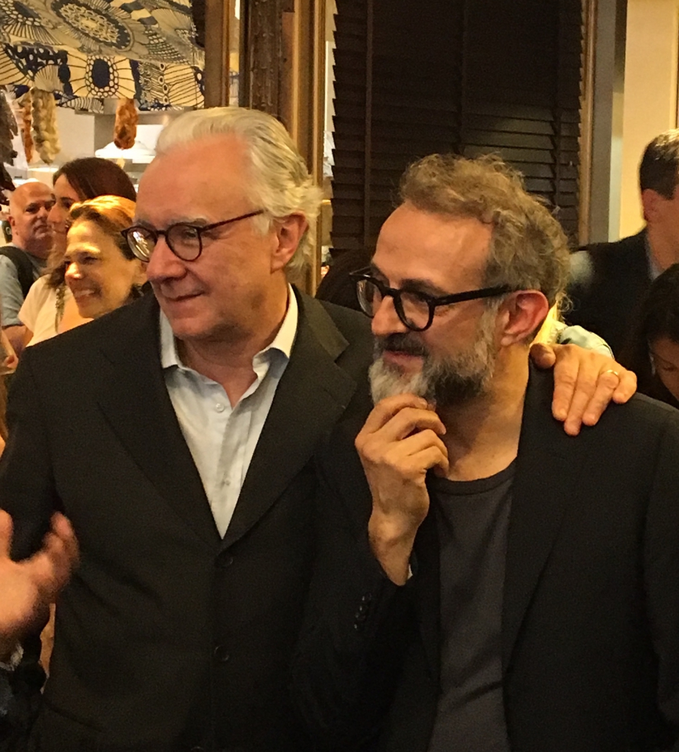 Galleria fotografica






Massimo Bottura con Alain Ducasse









Autografo









Con la moglie Lara Gilmore









Paul Pairet, Pierre Hermé, Mario Batali e Massimo Bottura









Yannick Alléno, Pierre Hermé, Mario Batali, Massimo Bottura, Raf Alajmo e Alain Ducasse









Batali mattatore






