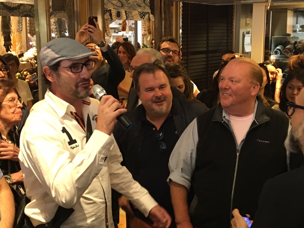 Galleria fotografica






Massimo Bottura con Alain Ducasse









Autografo









Con la moglie Lara Gilmore






