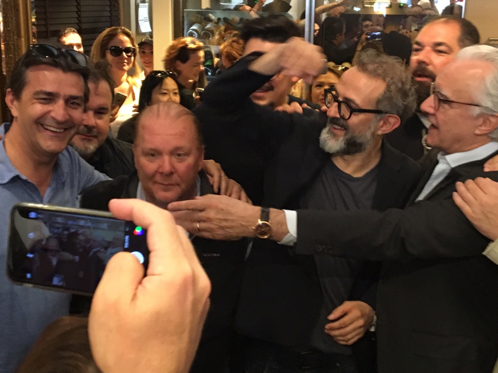 Galleria fotografica






Massimo Bottura con Alain Ducasse









Autografo









Con la moglie Lara Gilmore









Paul Pairet, Pierre Hermé, Mario Batali e Massimo Bottura






