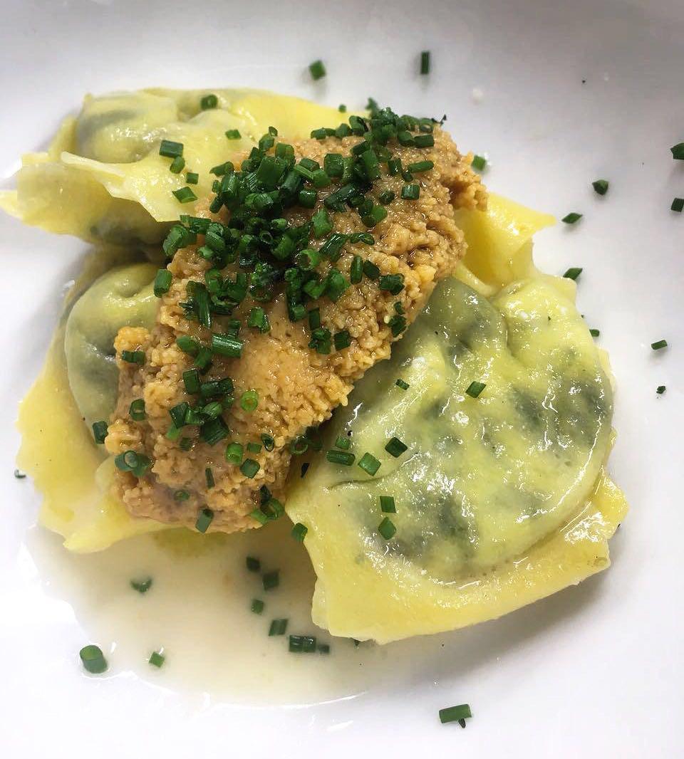 Galleria fotografica






Trippa fritta. Il primo piatto icona del locale









Vitello tonnato. Altro piatto icona









Midollo alla brace. Terzo piatto icona









Uovo morbido, animelle e bietoline all'erba di San Pietro









Ventresca di tonnetto ala lunga alla brace, cipolle agrodolci, capperi e rosmarino









Zucca di Hokkaido in carpione e bagna cauda









Uova di seppia arrostite, tarassaco, cicoria e bottarga di tonno









Baccalà, crema di ceci e cavolo nero









Insalata russa









Cardo gobbo gratinato e uova di aringa affumicate









Terrina di fegatini di pollo, saba e marmellata di cipolle alla menta









Risotto allo zafferano e midollo alla brace






