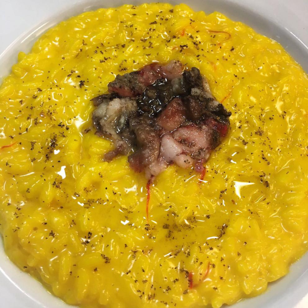 Galleria fotografica






Trippa fritta. Il primo piatto icona del locale









Vitello tonnato. Altro piatto icona









Midollo alla brace. Terzo piatto icona









Uovo morbido, animelle e bietoline all'erba di San Pietro









Ventresca di tonnetto ala lunga alla brace, cipolle agrodolci, capperi e rosmarino









Zucca di Hokkaido in carpione e bagna cauda









Uova di seppia arrostite, tarassaco, cicoria e bottarga di tonno









Baccalà, crema di ceci e cavolo nero









Insalata russa









Cardo gobbo gratinato e uova di aringa affumicate









Terrina di fegatini di pollo, saba e marmellata di cipolle alla menta






