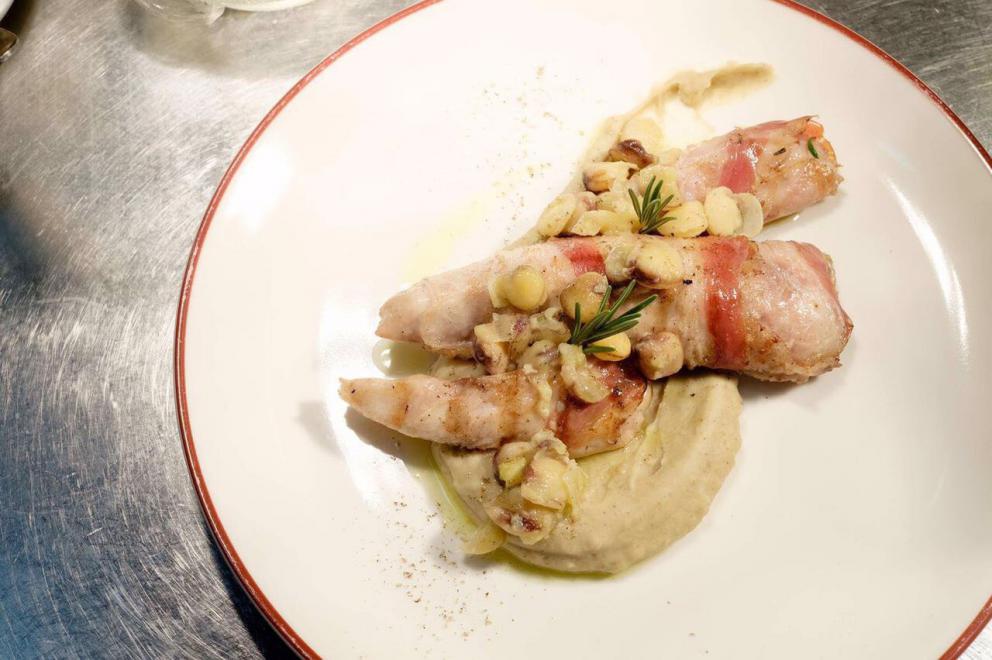 Galleria fotografica






Trippa fritta. Il primo piatto icona del locale









Vitello tonnato. Altro piatto icona









Midollo alla brace. Terzo piatto icona









Uovo morbido, animelle e bietoline all'erba di San Pietro









Ventresca di tonnetto ala lunga alla brace, cipolle agrodolci, capperi e rosmarino









Zucca di Hokkaido in carpione e bagna cauda









Uova di seppia arrostite, tarassaco, cicoria e bottarga di tonno









Baccalà, crema di ceci e cavolo nero









Insalata russa









Cardo gobbo gratinato e uova di aringa affumicate









Terrina di fegatini di pollo, saba e marmellata di cipolle alla menta









Risotto allo zafferano e midollo alla brace









Ravioli ripieni di ricotta di pecora e tarassaco, ricci di mare e erba cipollina









Gnocchi al ragù









Risotto all'aceto invecchiato, tarassaco, cicciolata e pepe nero









Mezze Maniche con pajata









Verdure bollite e bagna cauda









Beccaccia arrosto









Baccalà, lenticchie e pancetta stufata di mora romagnola (autoprodotta)









Granelle di agnello fritte, radicchio di Verona brasato al Valpolicella e salsa al gorgonzola






