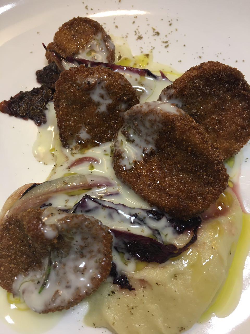 Galleria fotografica






Trippa fritta. Il primo piatto icona del locale









Vitello tonnato. Altro piatto icona









Midollo alla brace. Terzo piatto icona









Uovo morbido, animelle e bietoline all'erba di San Pietro









Ventresca di tonnetto ala lunga alla brace, cipolle agrodolci, capperi e rosmarino









Zucca di Hokkaido in carpione e bagna cauda









Uova di seppia arrostite, tarassaco, cicoria e bottarga di tonno









Baccalà, crema di ceci e cavolo nero









Insalata russa









Cardo gobbo gratinato e uova di aringa affumicate









Terrina di fegatini di pollo, saba e marmellata di cipolle alla menta









Risotto allo zafferano e midollo alla brace









Ravioli ripieni di ricotta di pecora e tarassaco, ricci di mare e erba cipollina









Gnocchi al ragù









Risotto all'aceto invecchiato, tarassaco, cicciolata e pepe nero









Mezze Maniche con pajata









Verdure bollite e bagna cauda









Beccaccia arrosto









Baccalà, lenticchie e pancetta stufata di mora romagnola (autoprodotta)






