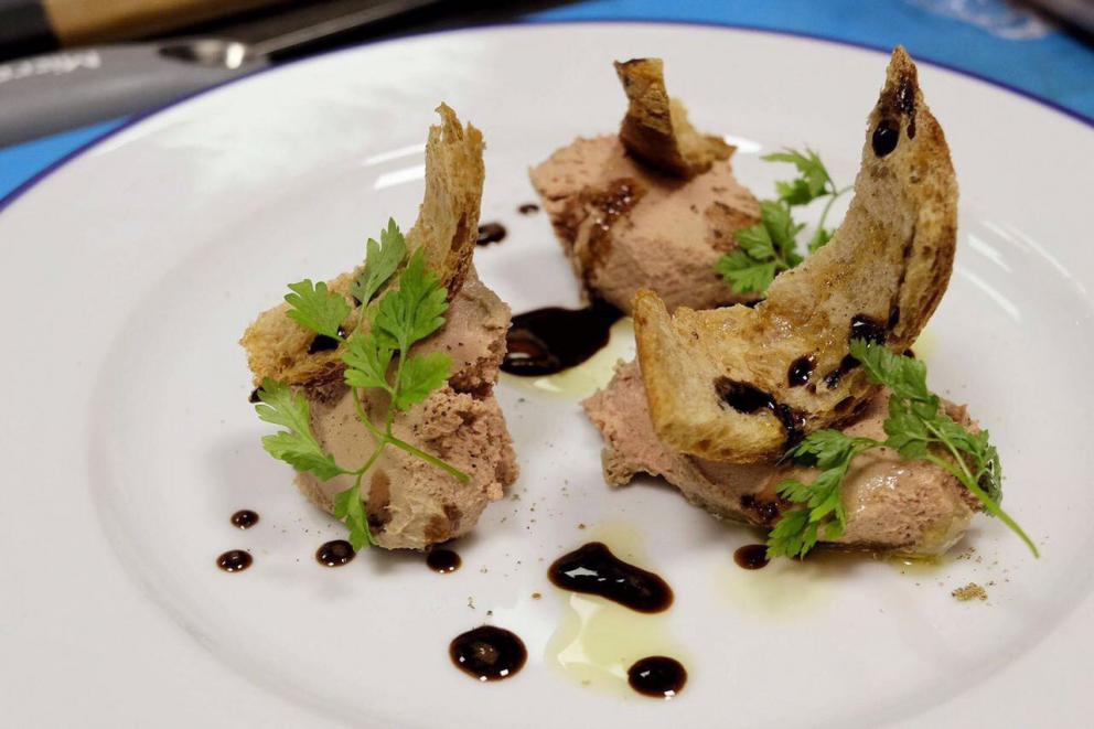 Galleria fotografica






Trippa fritta. Il primo piatto icona del locale









Vitello tonnato. Altro piatto icona









Midollo alla brace. Terzo piatto icona









Uovo morbido, animelle e bietoline all'erba di San Pietro









Ventresca di tonnetto ala lunga alla brace, cipolle agrodolci, capperi e rosmarino









Zucca di Hokkaido in carpione e bagna cauda









Uova di seppia arrostite, tarassaco, cicoria e bottarga di tonno









Baccalà, crema di ceci e cavolo nero









Insalata russa









Cardo gobbo gratinato e uova di aringa affumicate






