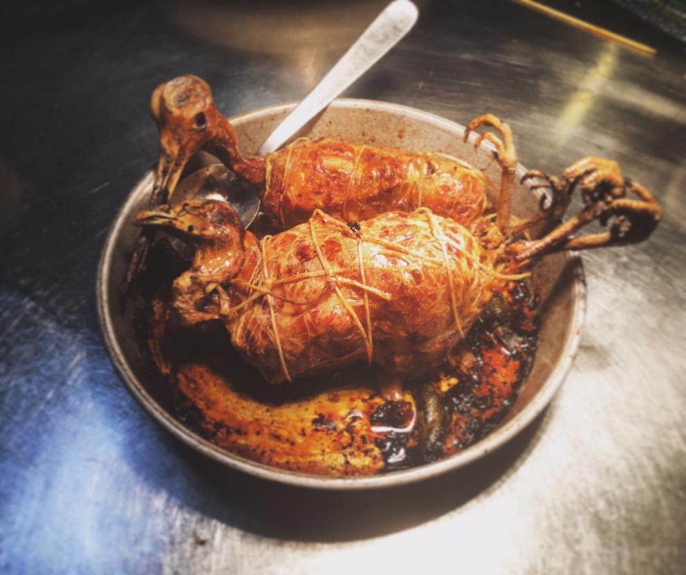 Galleria fotografica






Trippa fritta. Il primo piatto icona del locale









Vitello tonnato. Altro piatto icona









Midollo alla brace. Terzo piatto icona









Uovo morbido, animelle e bietoline all'erba di San Pietro









Ventresca di tonnetto ala lunga alla brace, cipolle agrodolci, capperi e rosmarino









Zucca di Hokkaido in carpione e bagna cauda









Uova di seppia arrostite, tarassaco, cicoria e bottarga di tonno









Baccalà, crema di ceci e cavolo nero









Insalata russa









Cardo gobbo gratinato e uova di aringa affumicate









Terrina di fegatini di pollo, saba e marmellata di cipolle alla menta









Risotto allo zafferano e midollo alla brace









Ravioli ripieni di ricotta di pecora e tarassaco, ricci di mare e erba cipollina









Gnocchi al ragù









Risotto all'aceto invecchiato, tarassaco, cicciolata e pepe nero









Mezze Maniche con pajata









Verdure bollite e bagna cauda






