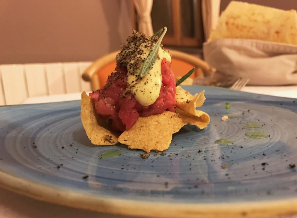 Galleria fotografica






Cefalo marinato al muscovado, crema di tamarindo, chips di polenta e polvere di liquirizia









Calamaro all'aglio fermentato con chips di sedano rapa. Notevole l'uso delle erbe: timo, maggiorana...






