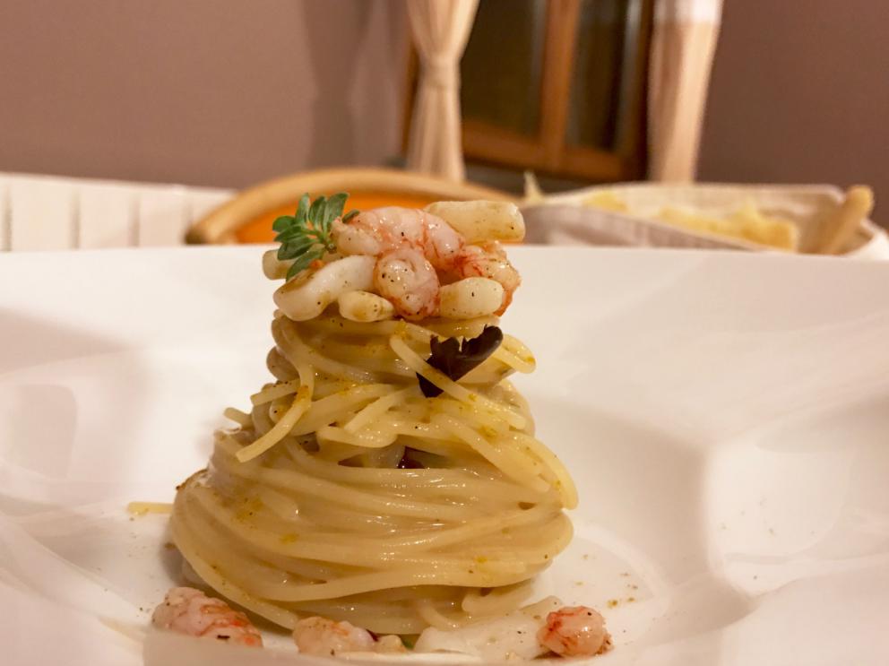 Galleria fotografica






Cefalo marinato al muscovado, crema di tamarindo, chips di polenta e polvere di liquirizia









Calamaro all'aglio fermentato con chips di sedano rapa. Notevole l'uso delle erbe: timo, maggiorana...









Tartare di bue rosso, salsa speziata, liquirizia, finocchietto, tartufo estivo e foglie di lavanda






