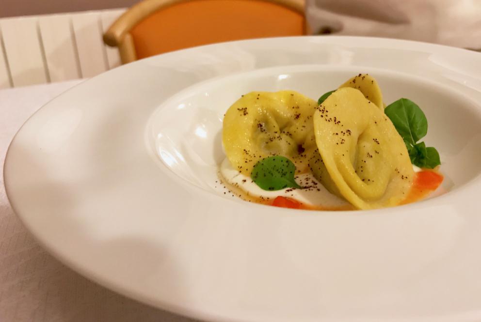 Galleria fotografica






Cefalo marinato al muscovado, crema di tamarindo, chips di polenta e polvere di liquirizia









Calamaro all'aglio fermentato con chips di sedano rapa. Notevole l'uso delle erbe: timo, maggiorana...









Tartare di bue rosso, salsa speziata, liquirizia, finocchietto, tartufo estivo e foglie di lavanda









Spaghetti freddi con salsa ai frutti di mare e curry: molto buono






