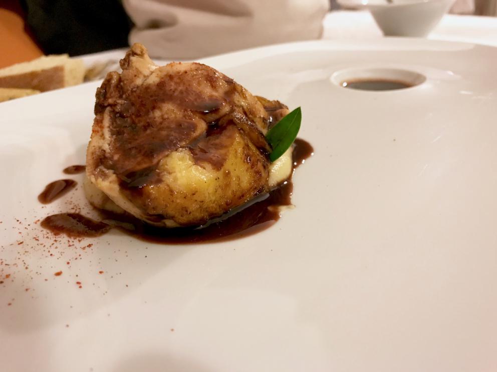 Galleria fotografica






Cefalo marinato al muscovado, crema di tamarindo, chips di polenta e polvere di liquirizia









Calamaro all'aglio fermentato con chips di sedano rapa. Notevole l'uso delle erbe: timo, maggiorana...









Tartare di bue rosso, salsa speziata, liquirizia, finocchietto, tartufo estivo e foglie di lavanda









Spaghetti freddi con salsa ai frutti di mare e curry: molto buono









Tortelli di melanzane, peperoni e burrata, polvere di caffè






