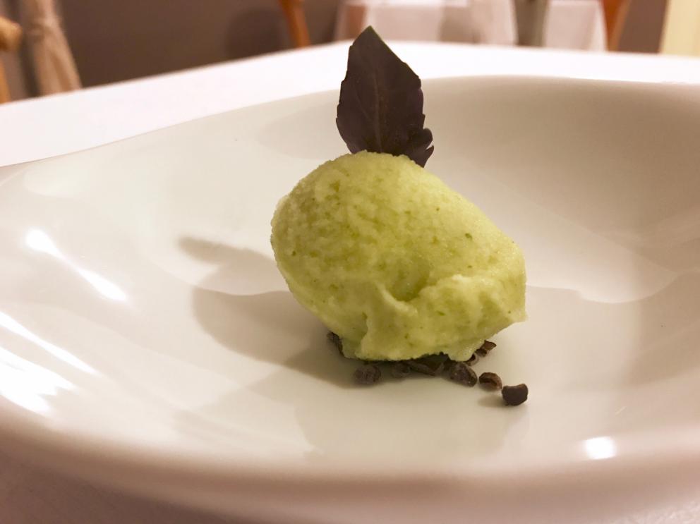 Galleria fotografica






Cefalo marinato al muscovado, crema di tamarindo, chips di polenta e polvere di liquirizia









Calamaro all'aglio fermentato con chips di sedano rapa. Notevole l'uso delle erbe: timo, maggiorana...









Tartare di bue rosso, salsa speziata, liquirizia, finocchietto, tartufo estivo e foglie di lavanda









Spaghetti freddi con salsa ai frutti di mare e curry: molto buono









Tortelli di melanzane, peperoni e burrata, polvere di caffè









Faraona, salsa di cannonau e mirto






