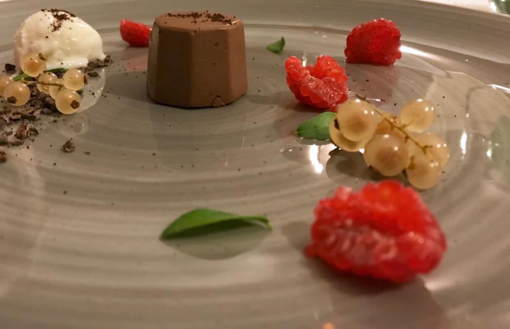 Galleria fotografica






Cefalo marinato al muscovado, crema di tamarindo, chips di polenta e polvere di liquirizia









Calamaro all'aglio fermentato con chips di sedano rapa. Notevole l'uso delle erbe: timo, maggiorana...









Tartare di bue rosso, salsa speziata, liquirizia, finocchietto, tartufo estivo e foglie di lavanda









Spaghetti freddi con salsa ai frutti di mare e curry: molto buono









Tortelli di melanzane, peperoni e burrata, polvere di caffè









Faraona, salsa di cannonau e mirto









Sorbetto alla birra e rucola






