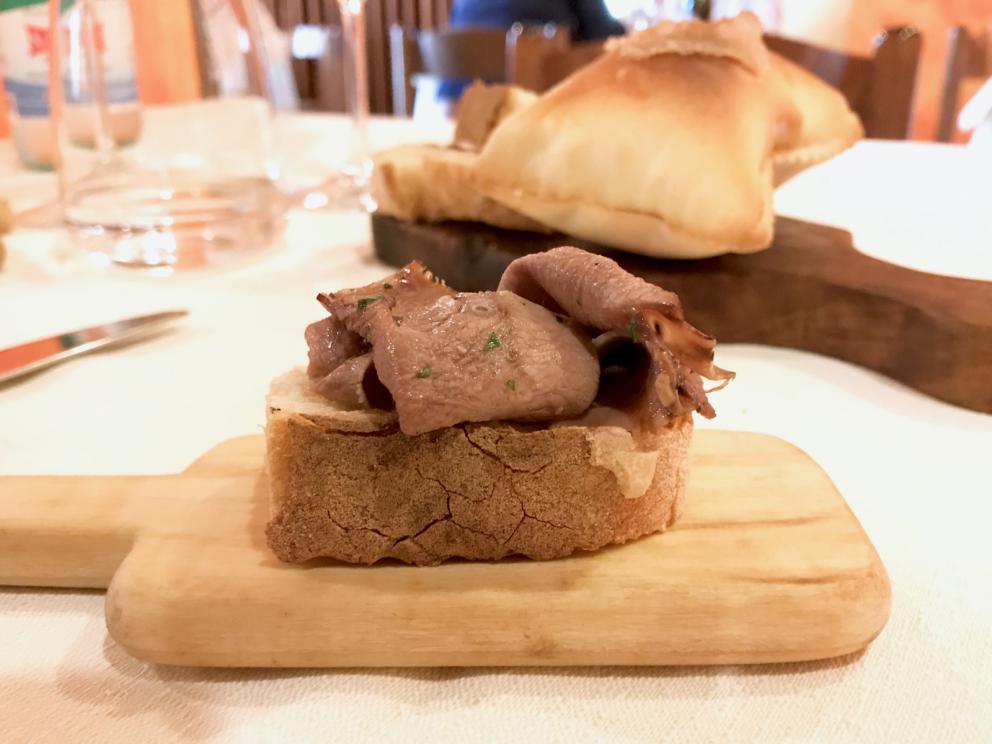 Galleria fotograficaBattuto di Bruno sarda, ricotta affumada e pane di patate
