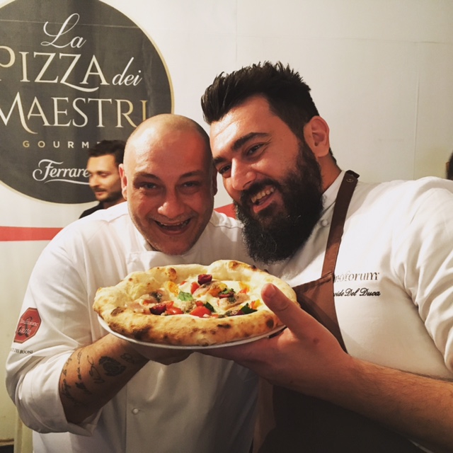 Galleria fotografica






La pizza in teglia farcita con crema di topinambur, soppressata (coppa di testa, quella buonissima made in Toscana di Renieri) e scorza di limone di Graziano Monogrammi, La Divina Pizza a Firenze









Una passeggiata al ghetto, pizza tonda con alici affumicate, scarola riccia, pomodorini e panko di Pier Daniele Seu al Gazometro38









La Margherita Romanesca con pomodoro, “mozzarella” di pecora, pecorino romano e menta di Stefano Callegari e Valerio Piccirillo da Sbanco a Roma






