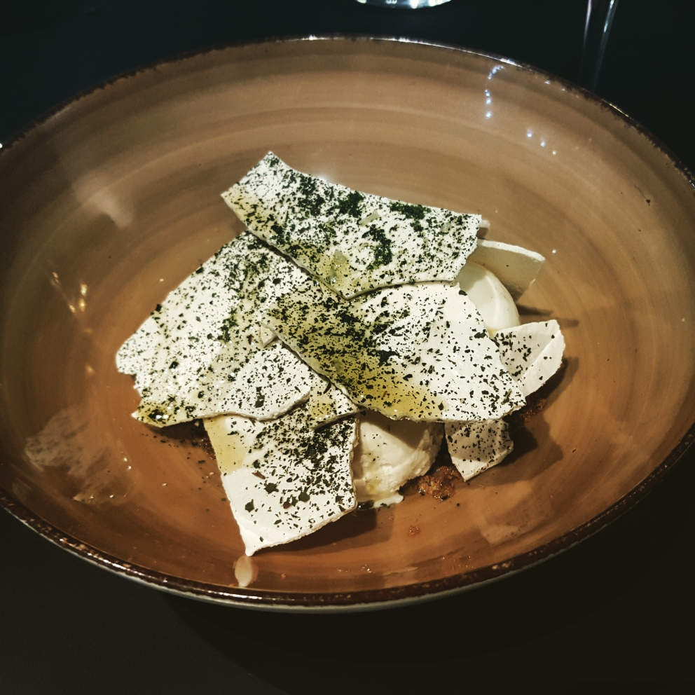 Galleria fotografica






I piatti che abbiamo assaggiato all'Essenziale (foto Stefania Lattuca): nella foto, Iodio (sgombro, jamon iberico yogurt e lenticchie)









Sottobosco: funghi porcini, funghi trombetta e orecchio di giuda, sia cotti che crudi, poi crema di zucca, cavolo nero, cavolo cappuccio e verza disidratati









Seppia al tegamino in zimino









Pappa al pomodoro









Risotto al sugo toscano con radici dal mondo (zenzero, daikon, scorzanera, topinambur) e coperto da una pellicola di barbabietola e pomodoro









Spaghetti comfort: lamponi, burro, acciughe e fegatini di pollo









Faraona con mediterraneo sopra e tropici sotto (passion fruit, banana, olive taggiasche)









Lingua alla pizzaiola









Fiorentina con pane al carbone vegetale e porro affumicato






