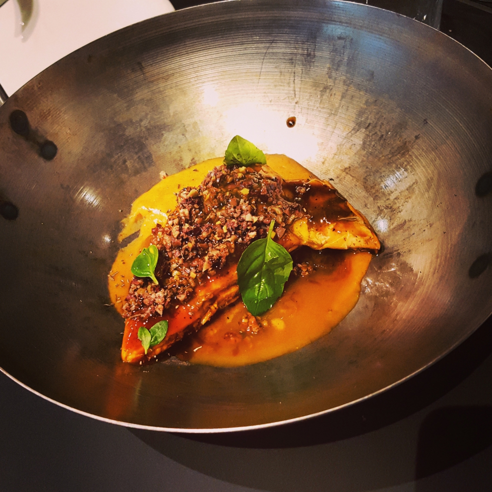 Galleria fotografica






I piatti che abbiamo assaggiato all'Essenziale (foto Stefania Lattuca): nella foto, Iodio (sgombro, jamon iberico yogurt e lenticchie)









Sottobosco: funghi porcini, funghi trombetta e orecchio di giuda, sia cotti che crudi, poi crema di zucca, cavolo nero, cavolo cappuccio e verza disidratati









Seppia al tegamino in zimino









Pappa al pomodoro









Risotto al sugo toscano con radici dal mondo (zenzero, daikon, scorzanera, topinambur) e coperto da una pellicola di barbabietola e pomodoro









Spaghetti comfort: lamponi, burro, acciughe e fegatini di pollo






