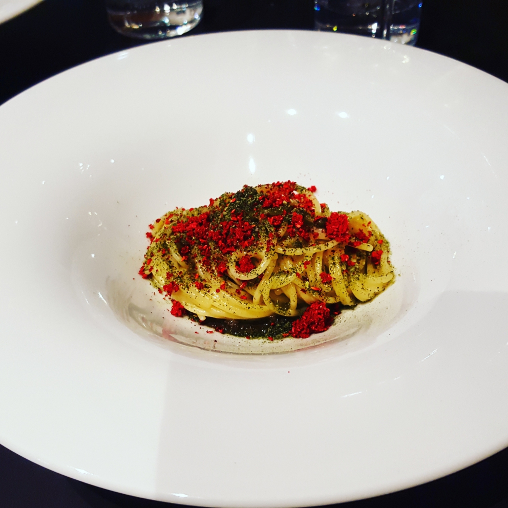 Galleria fotografica






I piatti che abbiamo assaggiato all'Essenziale (foto Stefania Lattuca): nella foto, Iodio (sgombro, jamon iberico yogurt e lenticchie)









Sottobosco: funghi porcini, funghi trombetta e orecchio di giuda, sia cotti che crudi, poi crema di zucca, cavolo nero, cavolo cappuccio e verza disidratati









Seppia al tegamino in zimino









Pappa al pomodoro









Risotto al sugo toscano con radici dal mondo (zenzero, daikon, scorzanera, topinambur) e coperto da una pellicola di barbabietola e pomodoro






