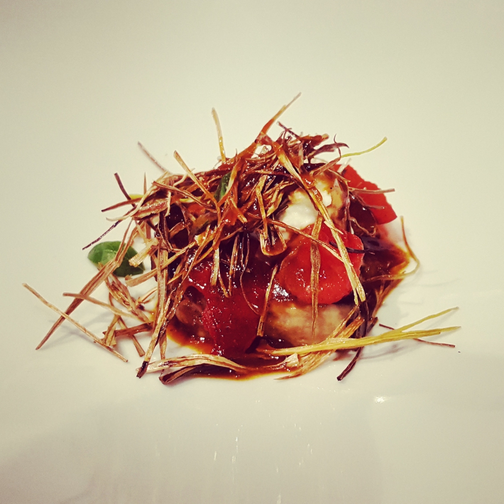 Galleria fotografica






I piatti che abbiamo assaggiato all'Essenziale (foto Stefania Lattuca): nella foto, Iodio (sgombro, jamon iberico yogurt e lenticchie)









Sottobosco: funghi porcini, funghi trombetta e orecchio di giuda, sia cotti che crudi, poi crema di zucca, cavolo nero, cavolo cappuccio e verza disidratati









Seppia al tegamino in zimino









Pappa al pomodoro









Risotto al sugo toscano con radici dal mondo (zenzero, daikon, scorzanera, topinambur) e coperto da una pellicola di barbabietola e pomodoro









Spaghetti comfort: lamponi, burro, acciughe e fegatini di pollo









Faraona con mediterraneo sopra e tropici sotto (passion fruit, banana, olive taggiasche)






